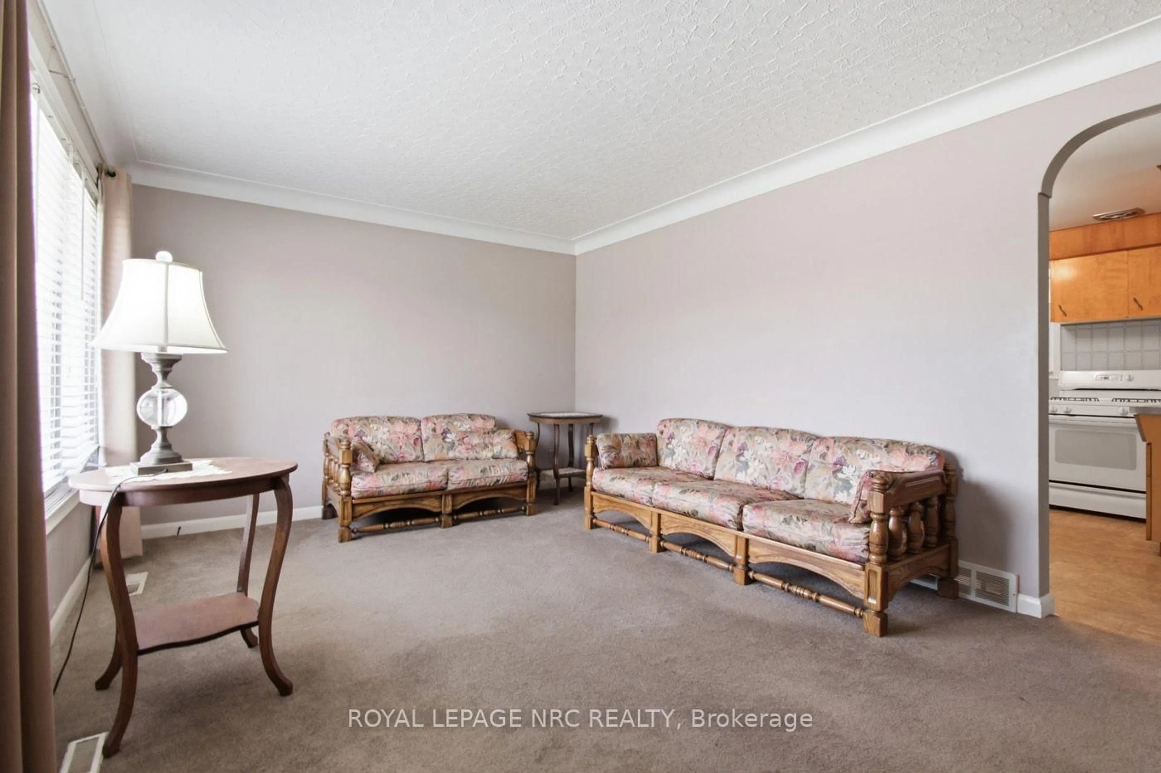 Living room with furniture, carpet floor for 131 Joyce Ave, Welland Ontario L3B 1S7