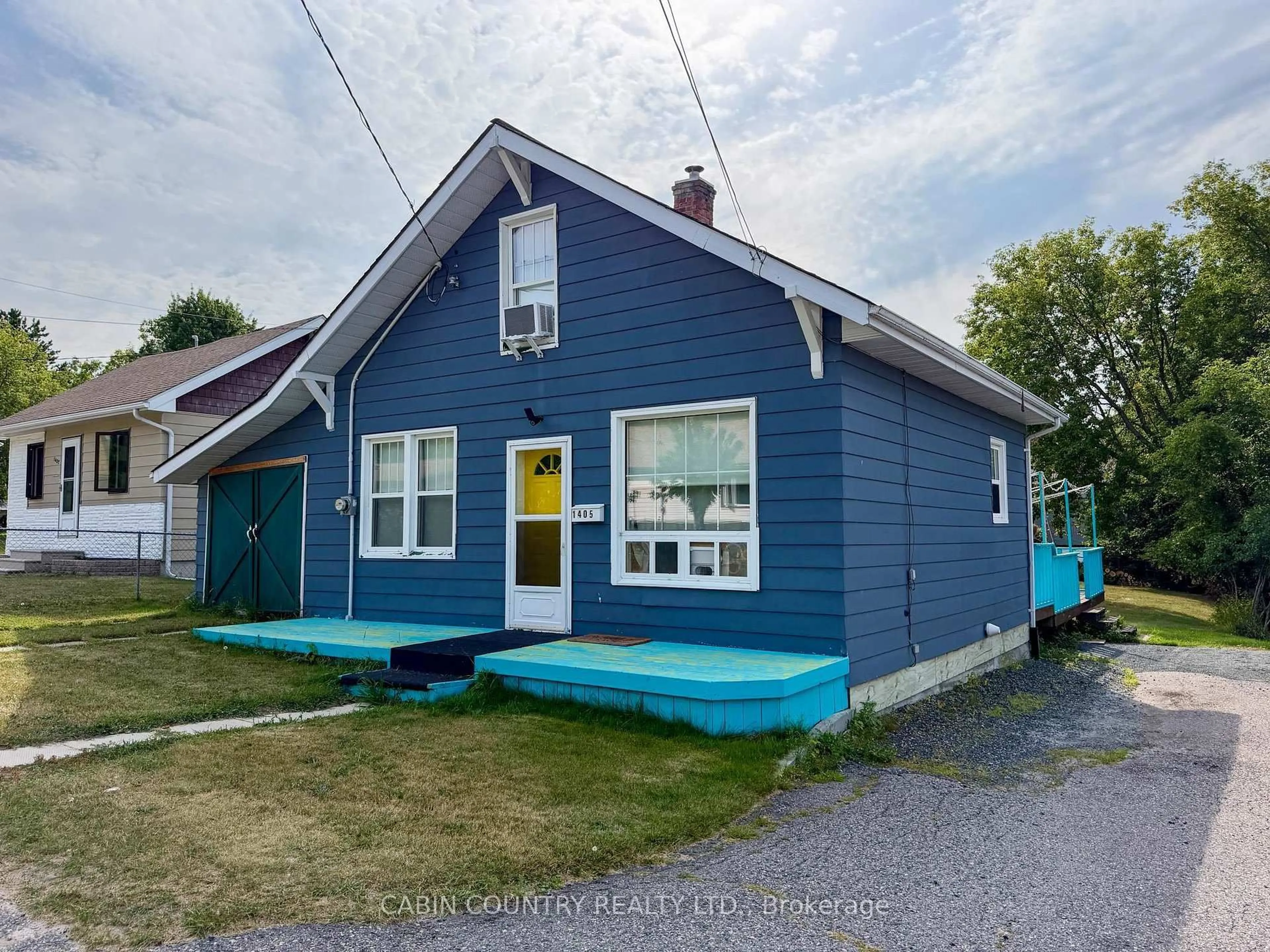 Home with vinyl exterior material, street for 1405 Pearl Ave, Kenora Ontario P9N 2K3