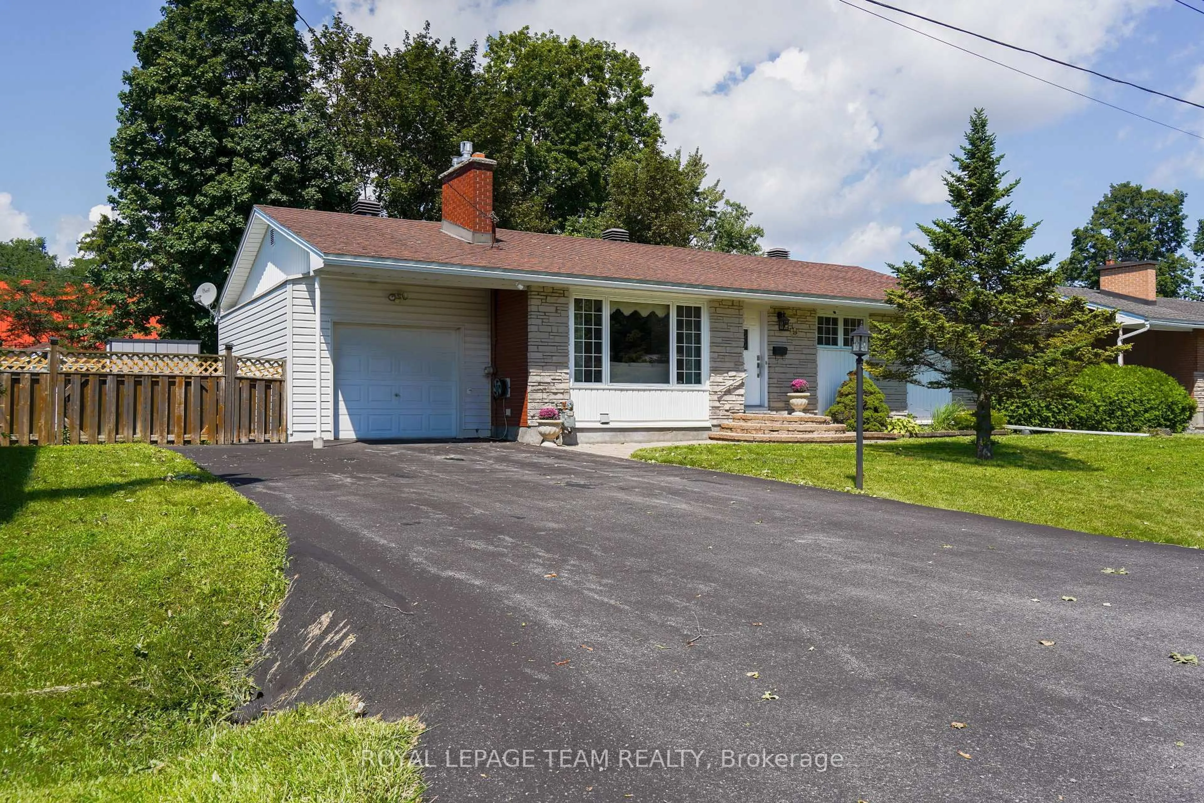 A pic from outside/outdoor area/front of a property/back of a property/a pic from drone, street for 29 Epworth Ave, Kanata Ontario K2G 2L6