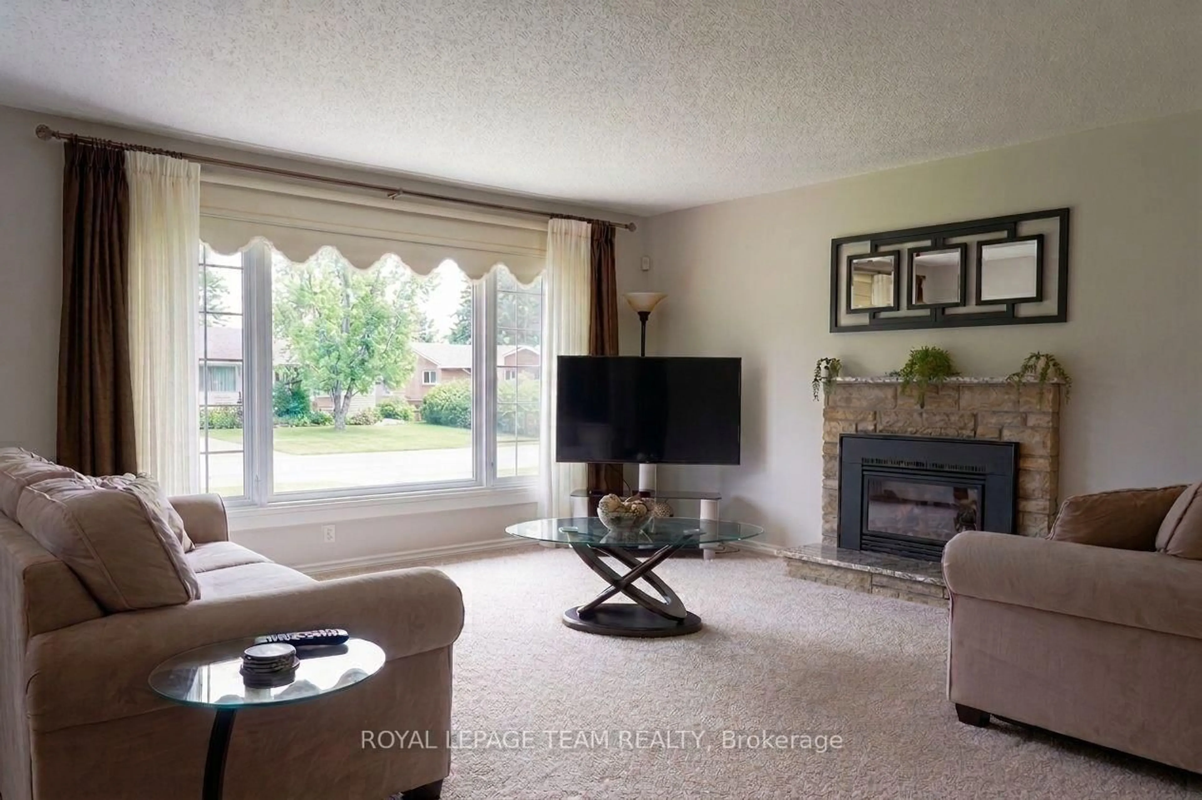 Living room with furniture, unknown for 29 Epworth Ave, Kanata Ontario K2G 2L6