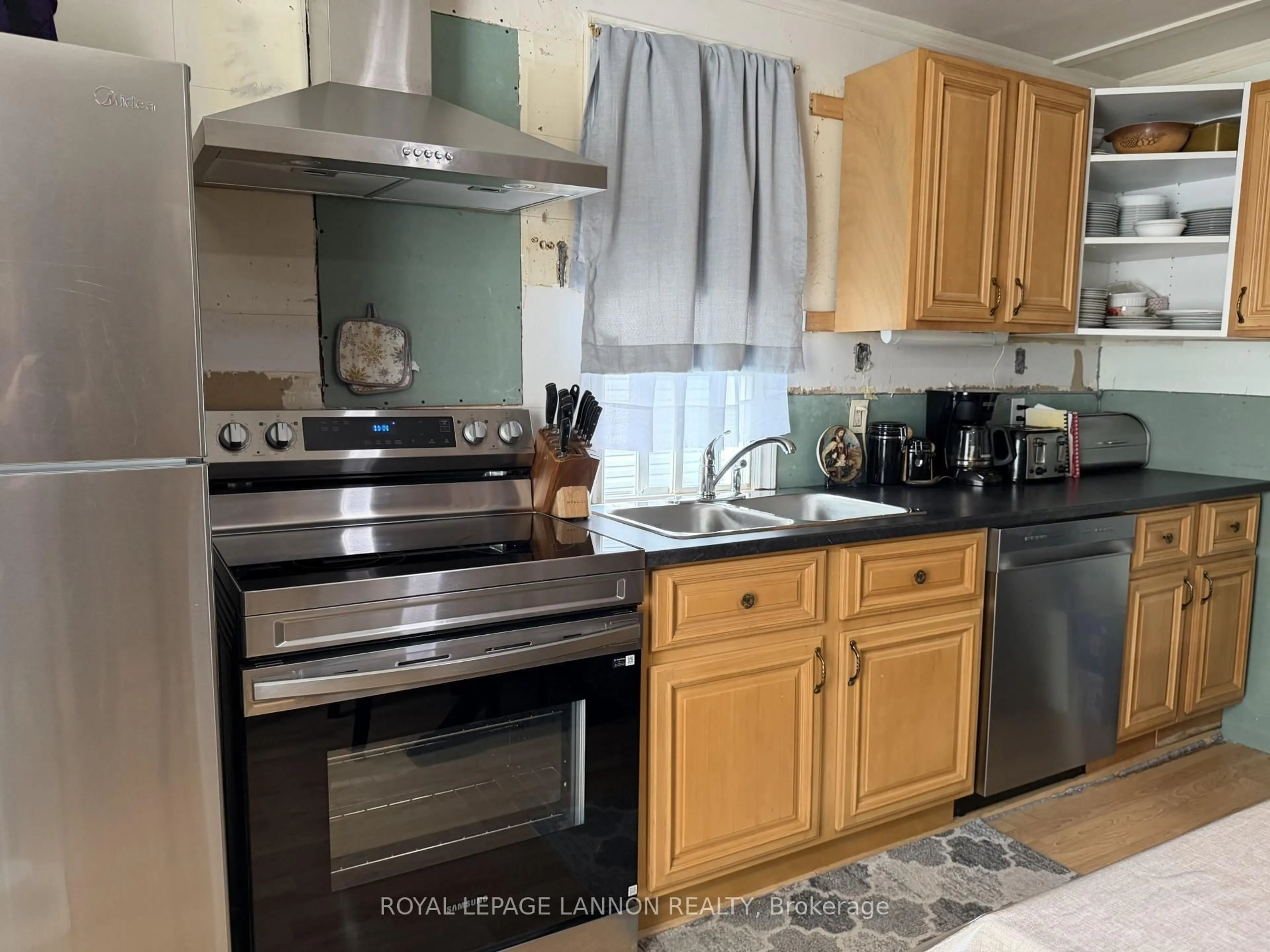 Standard kitchen, unknown for 216 McIntyre St, Thunder Bay Ontario P7A 3B2