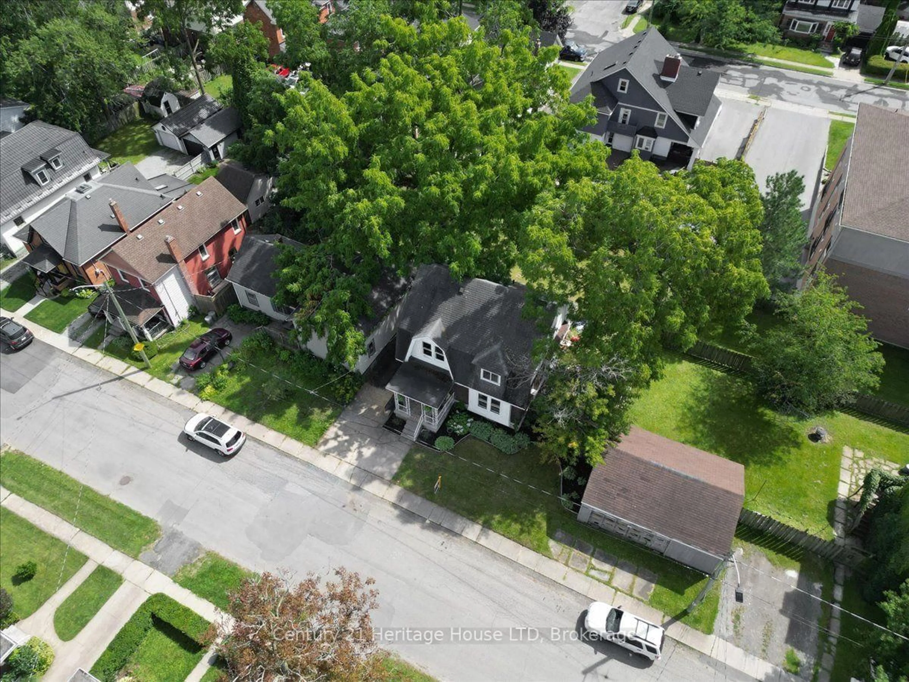 A pic from outside/outdoor area/front of a property/back of a property/a pic from drone, street for 17 Elizabeth St, Welland Ontario L3C 4M2