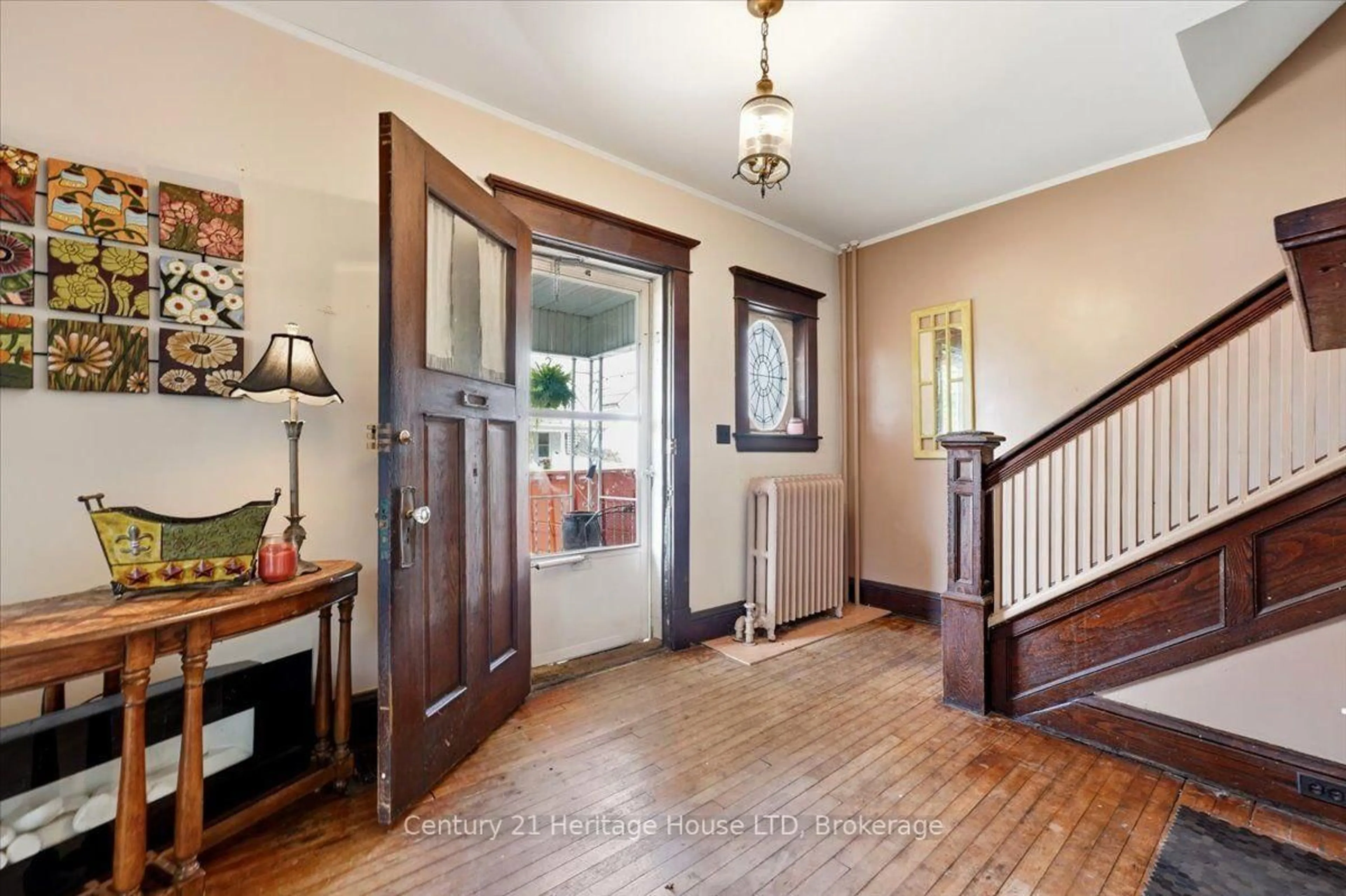 Indoor entryway for 17 Elizabeth St, Welland Ontario L3C 4M2