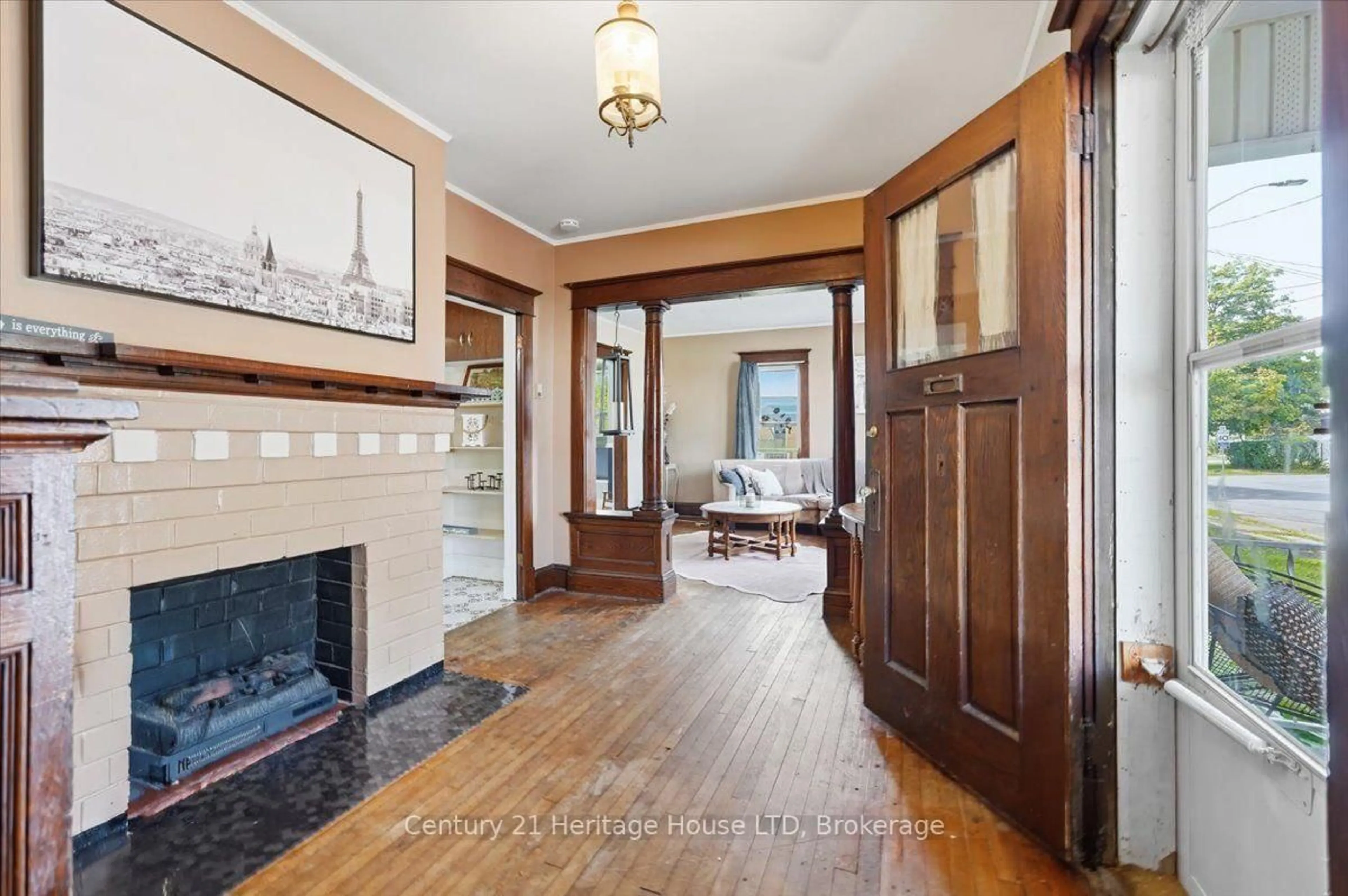 Indoor foyer for 17 Elizabeth St, Welland Ontario L3C 4M2