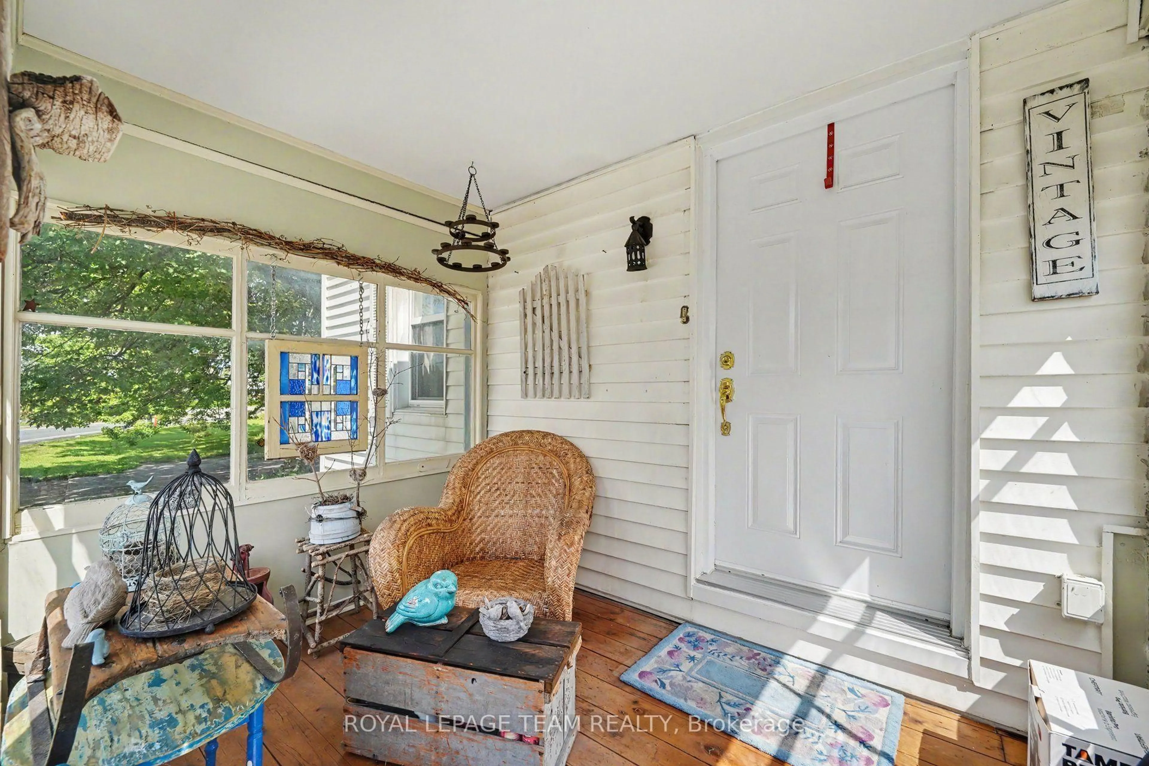 Indoor entryway for 6577 Fourth Line Rd, North Gower Ontario K0A 2T0