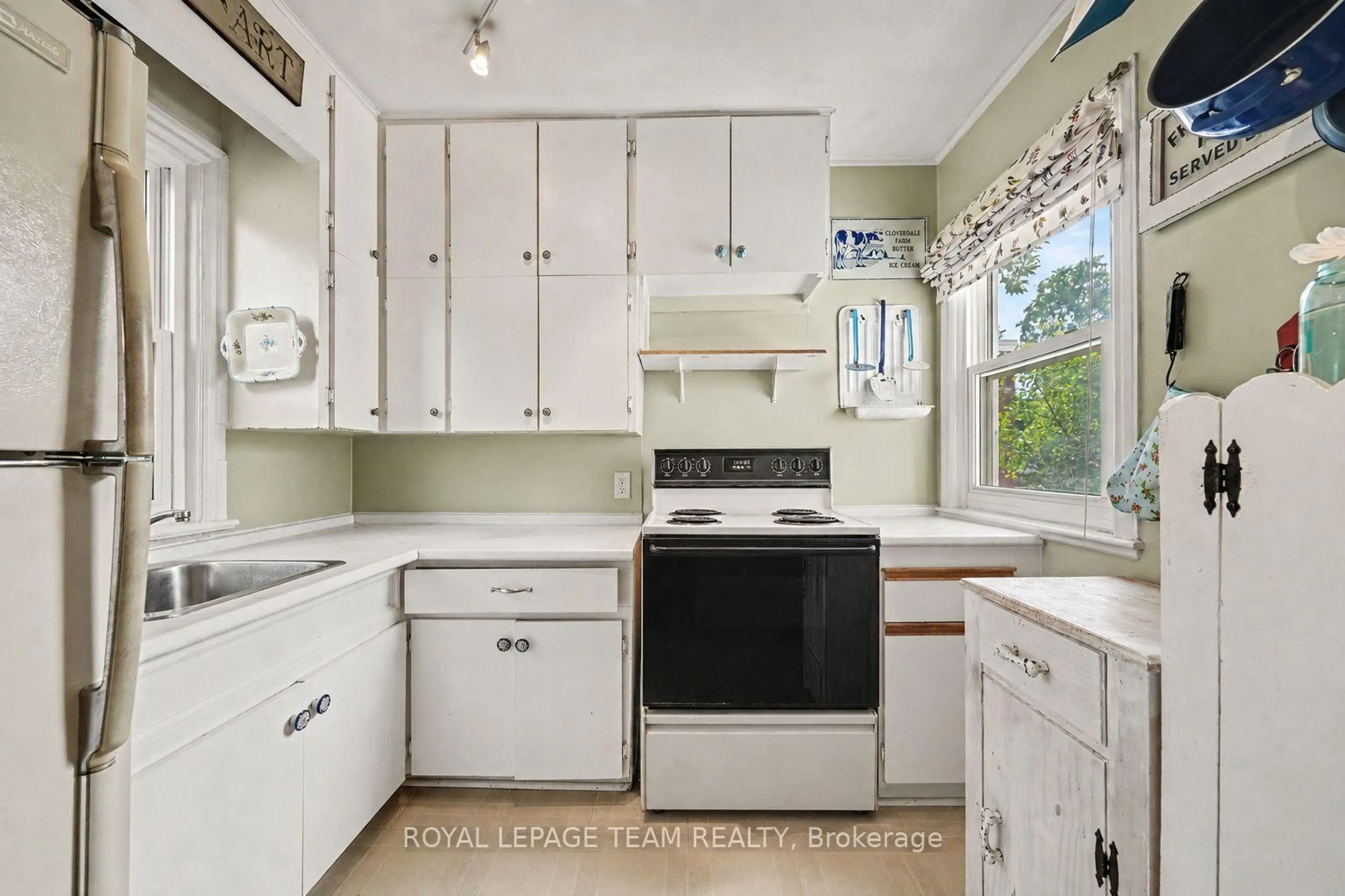 Standard kitchen, ceramic/tile floor for 6577 Fourth Line Rd, North Gower Ontario K0A 2T0