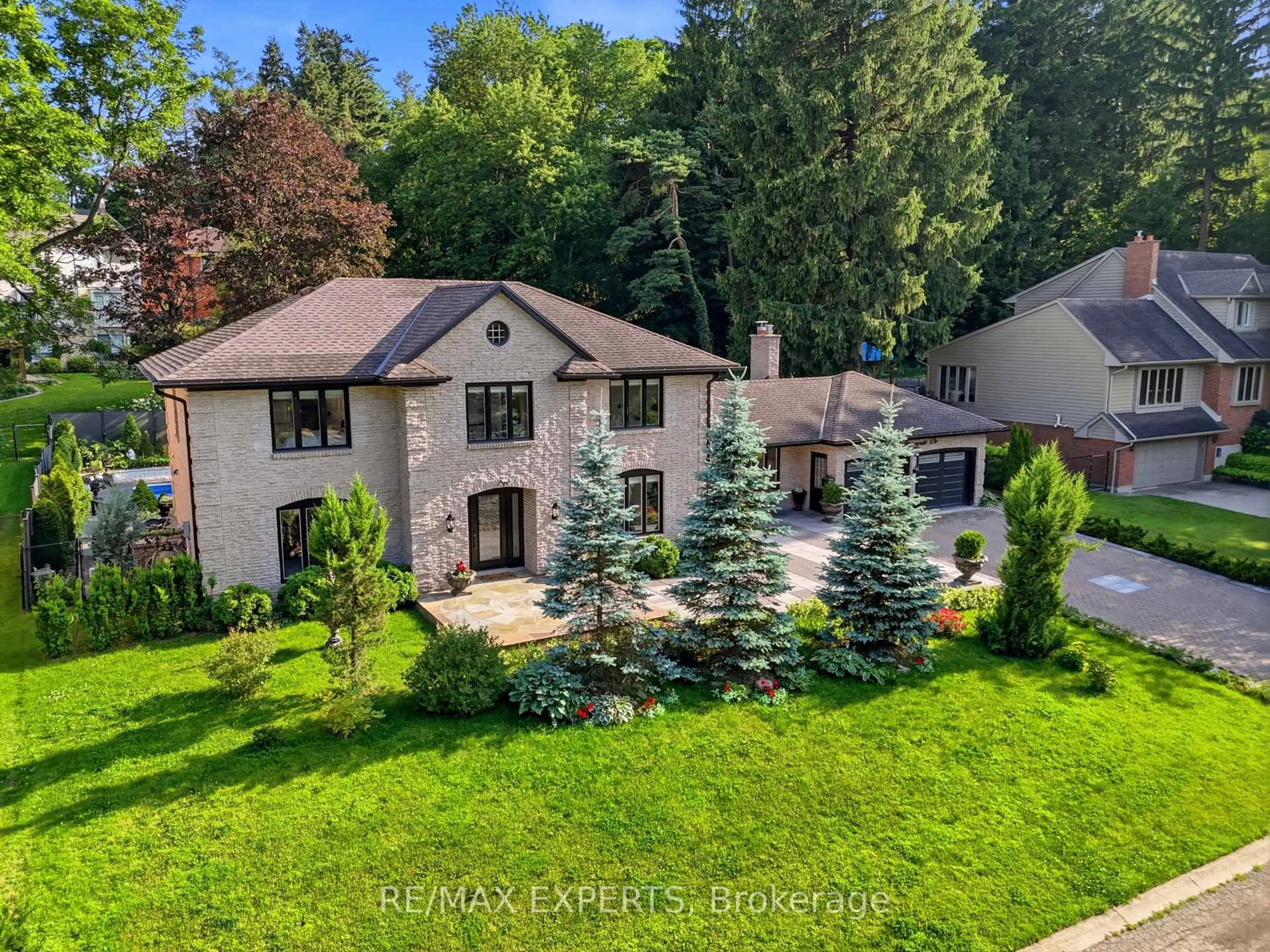 A pic from outside/outdoor area/front of a property/back of a property/a pic from drone, street for 28 Stonegate Dr, Hamilton Ontario L9G 3R7