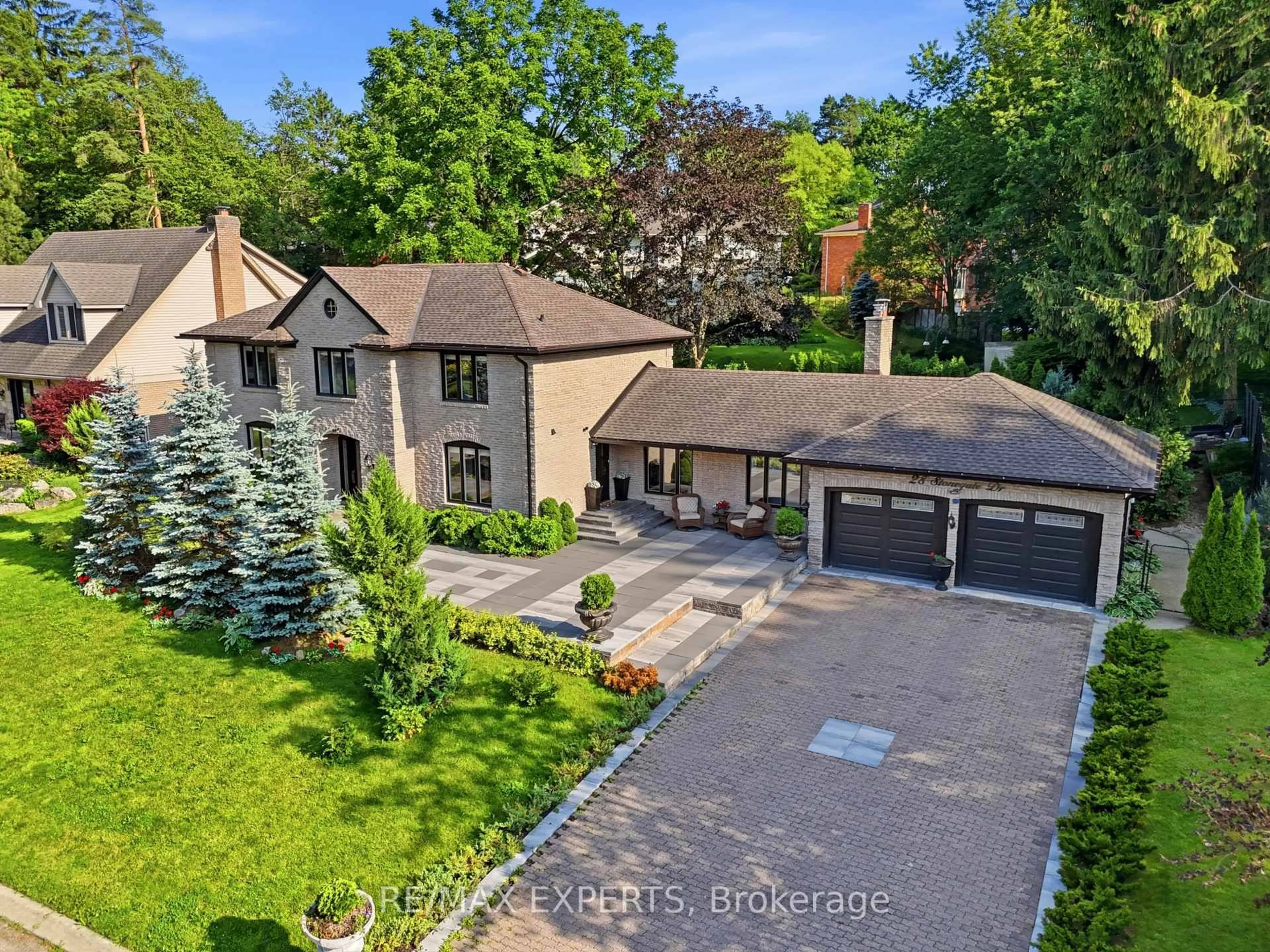 A pic from outside/outdoor area/front of a property/back of a property/a pic from drone, street for 28 Stonegate Dr, Hamilton Ontario L9G 3R7