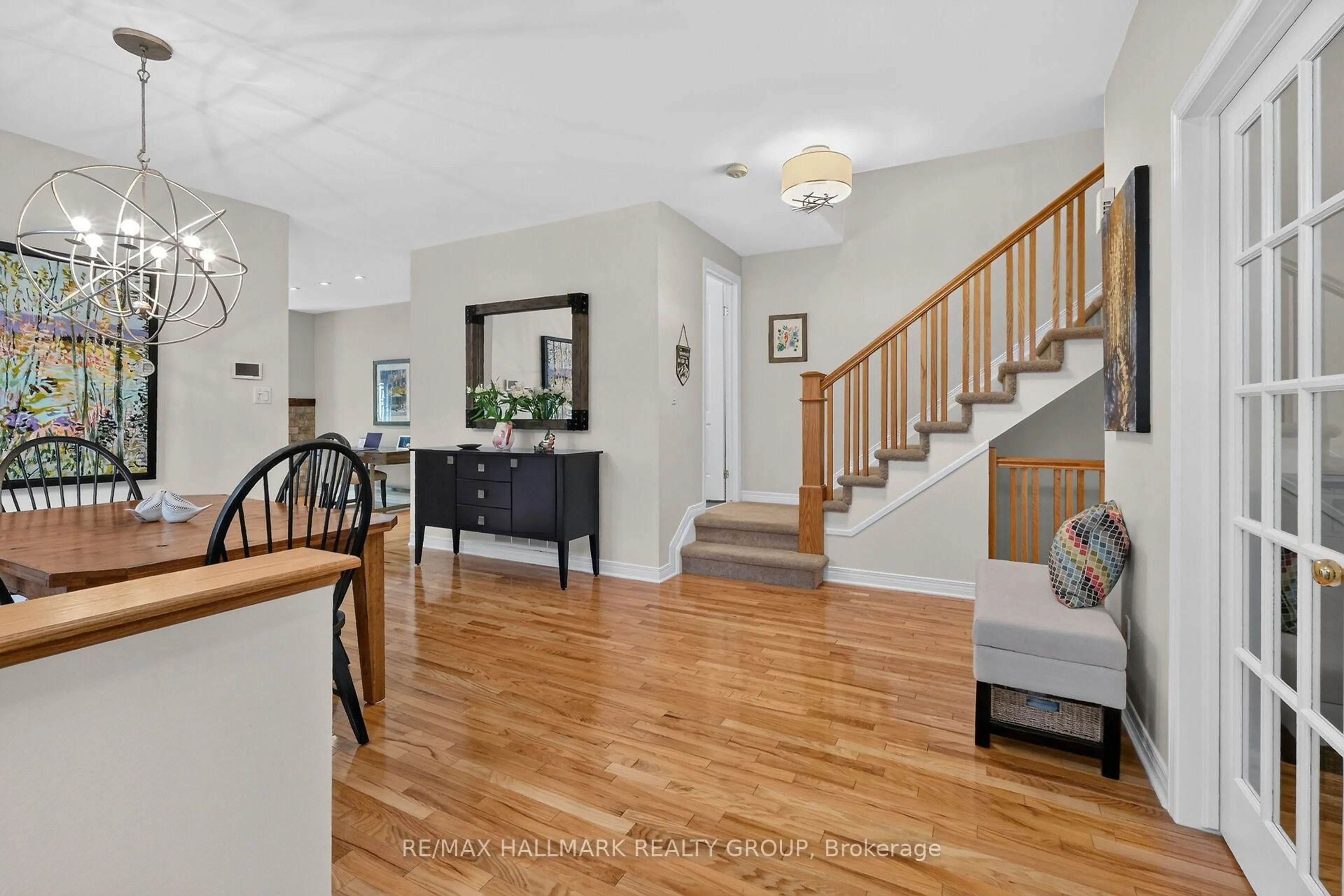 Indoor entryway for 17 Creek's End Lane, Nepean Ontario K2H 1C7