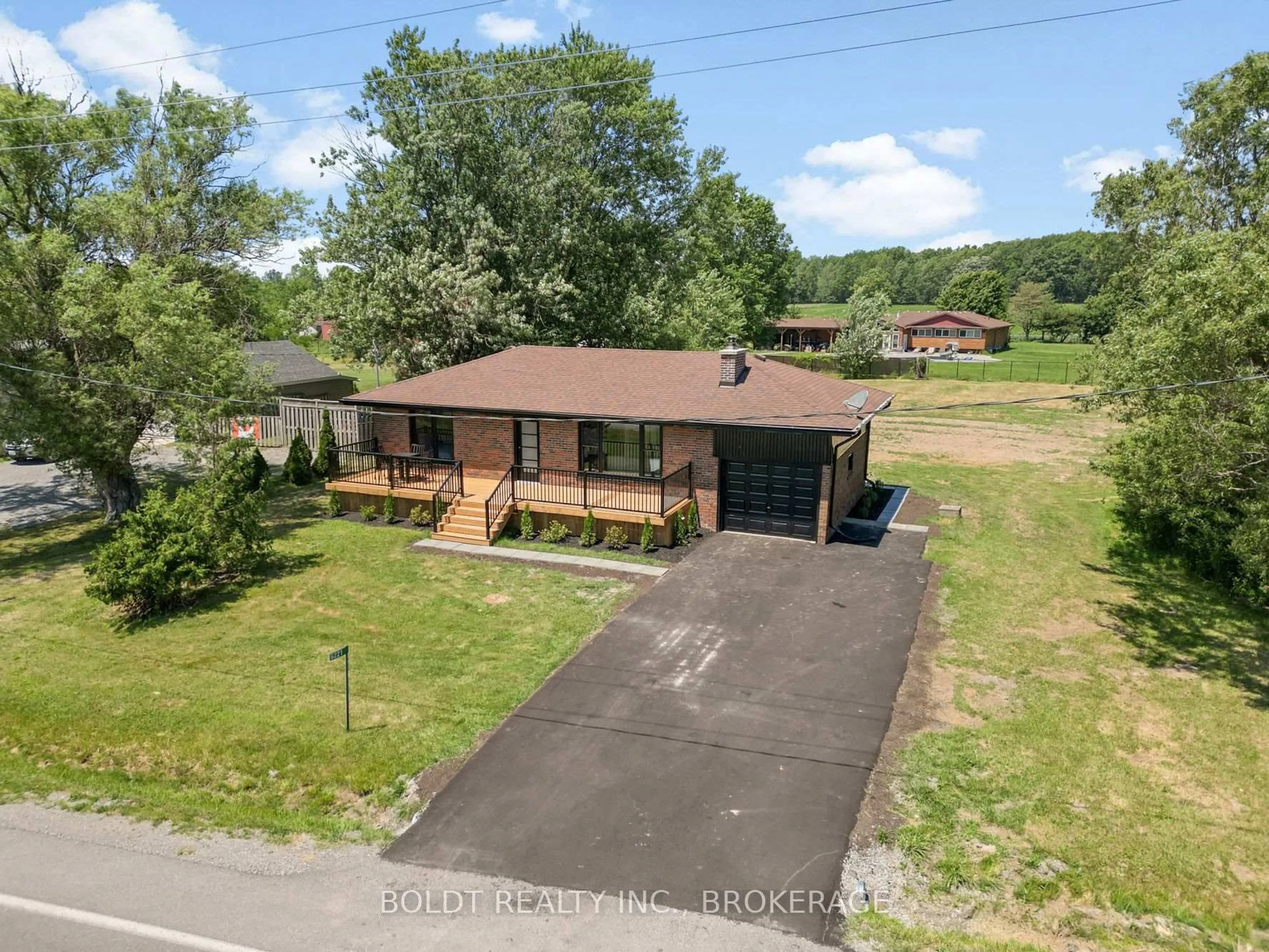 A pic from outside/outdoor area/front of a property/back of a property/a pic from drone, unknown for 6221 Lyons Creek Rd, Niagara Falls Ontario L2G 0L9