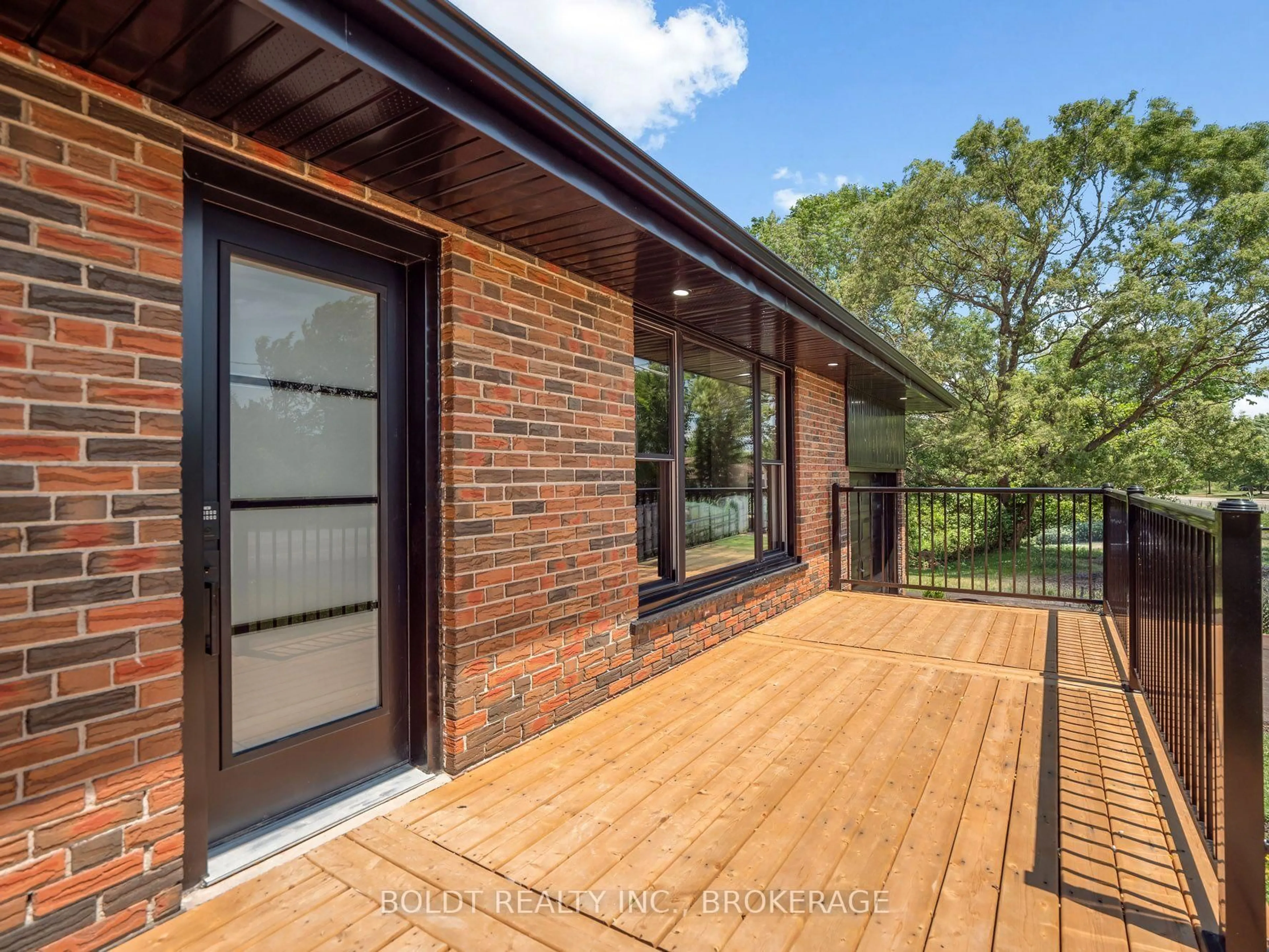 Home with brick exterior material, unknown for 6221 Lyons Creek Rd, Niagara Falls Ontario L2G 0L9