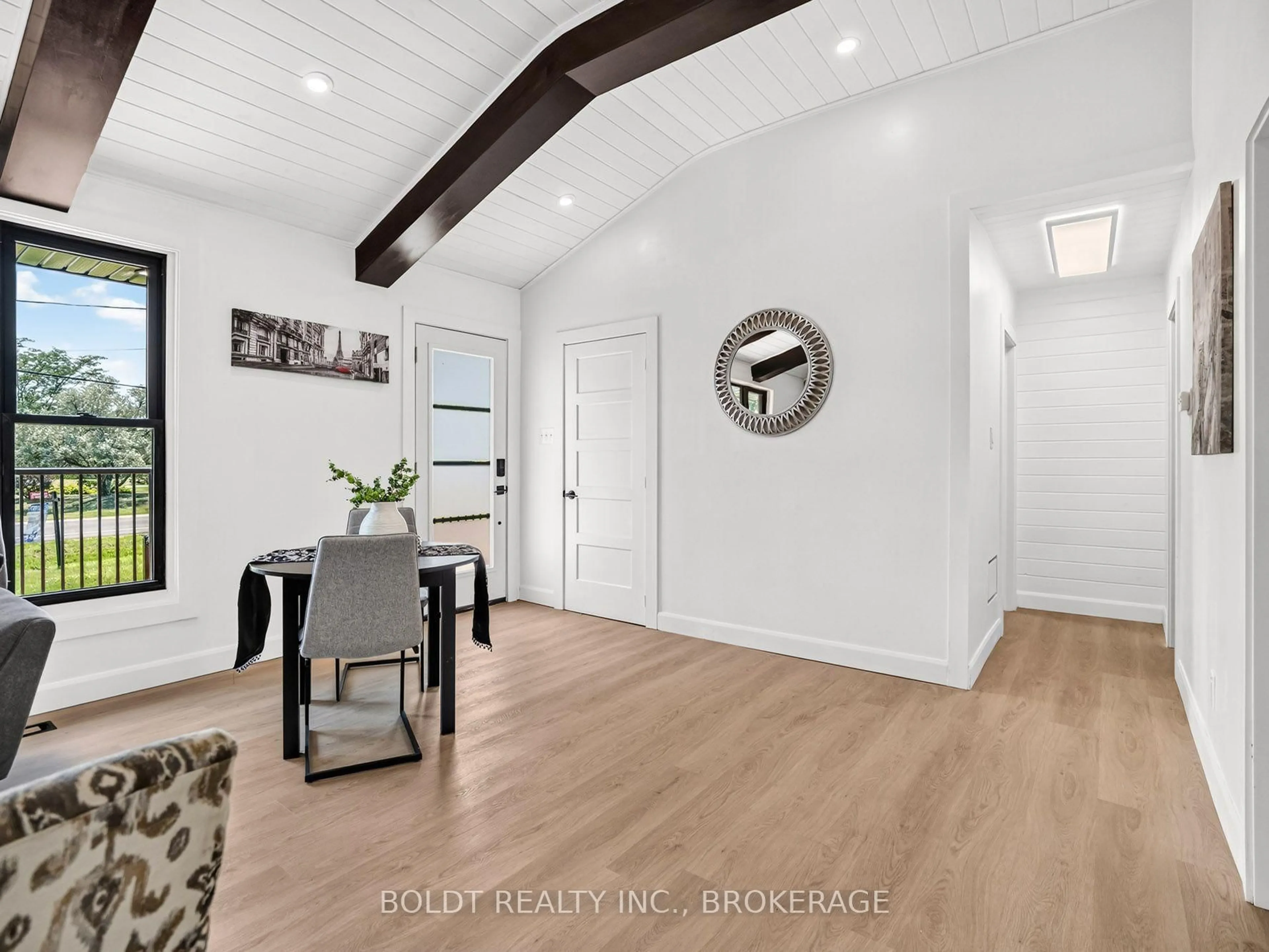 Indoor entryway for 6221 Lyons Creek Rd, Niagara Falls Ontario L2G 0L9
