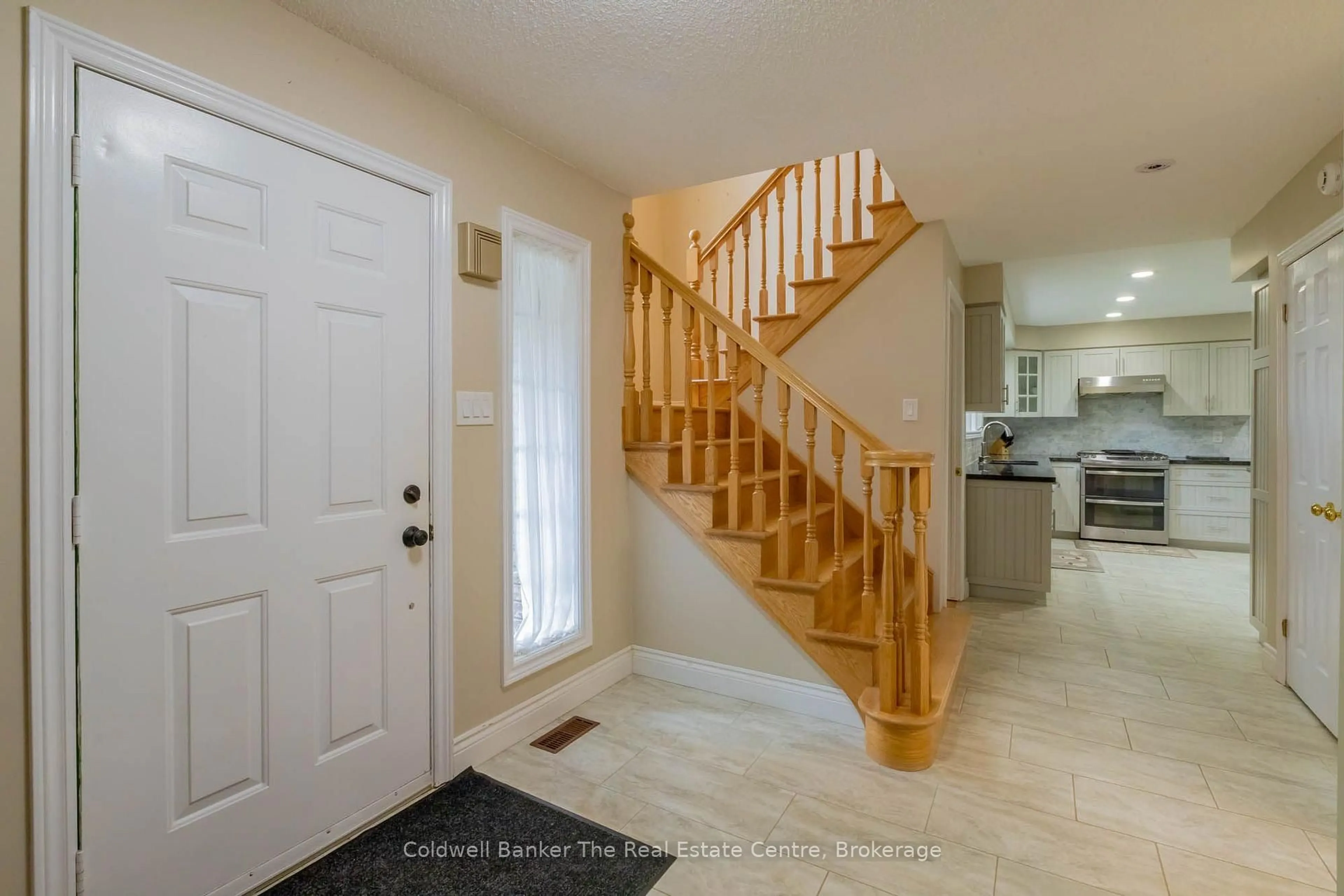 Indoor entryway for 110 Forest Glen Dr, Gravenhurst Ontario P1P 1A1
