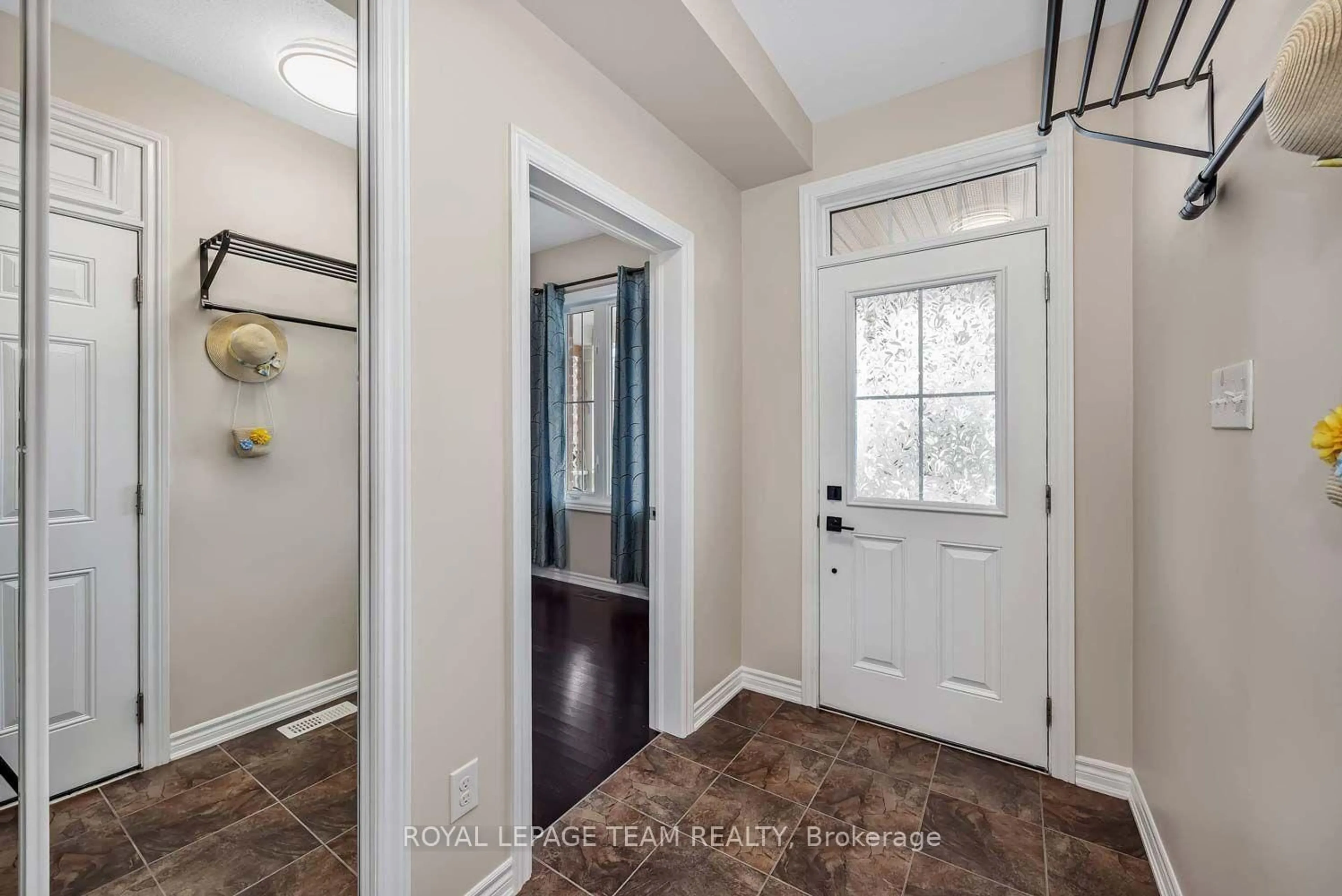 Indoor entryway for 2225 Watercolours Way, Ottawa Ontario K2J 5J8