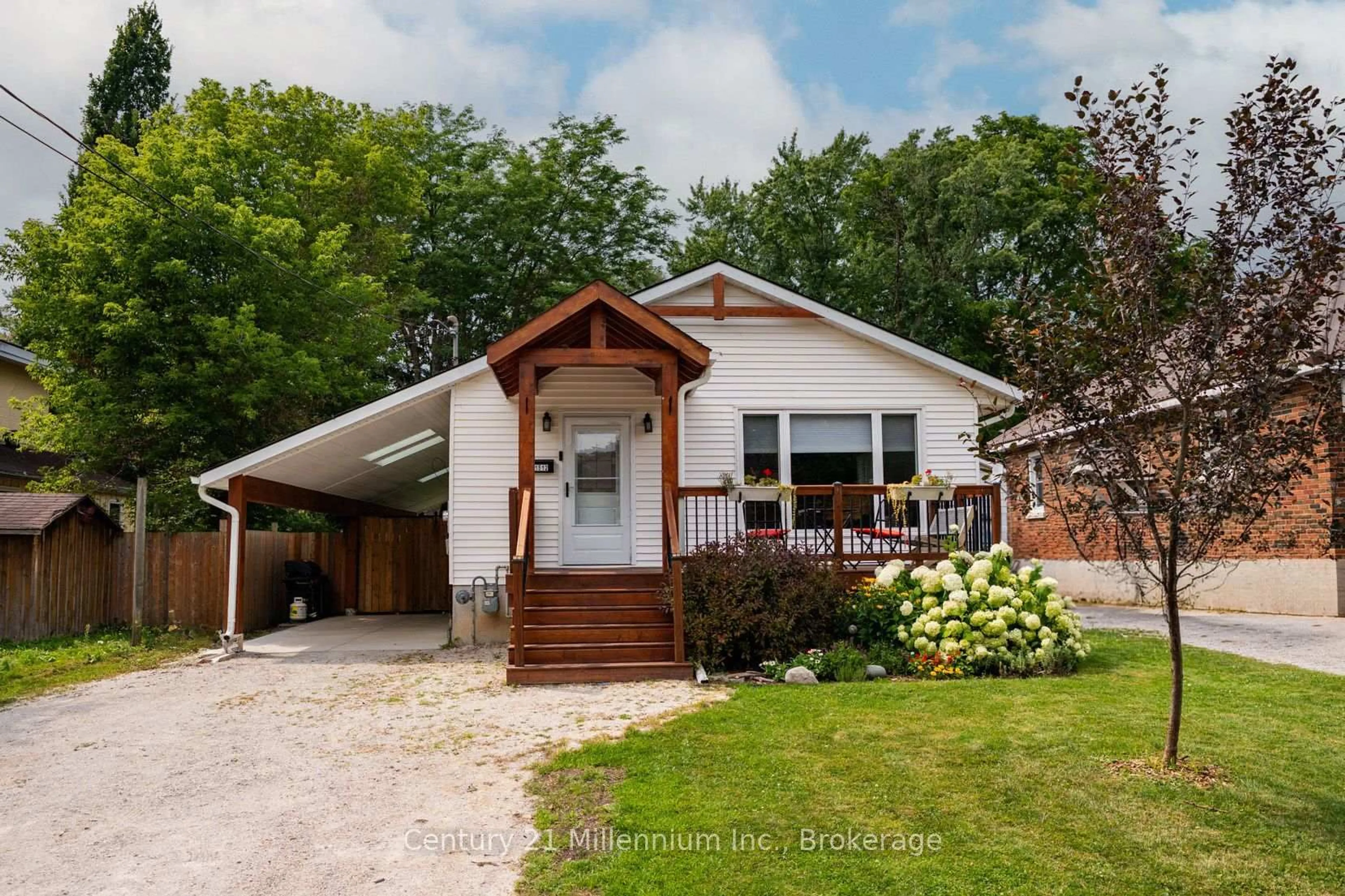 Home with vinyl exterior material, street for 1512 5th Ave A Ave, Owen Sound Ontario N4K 5E6