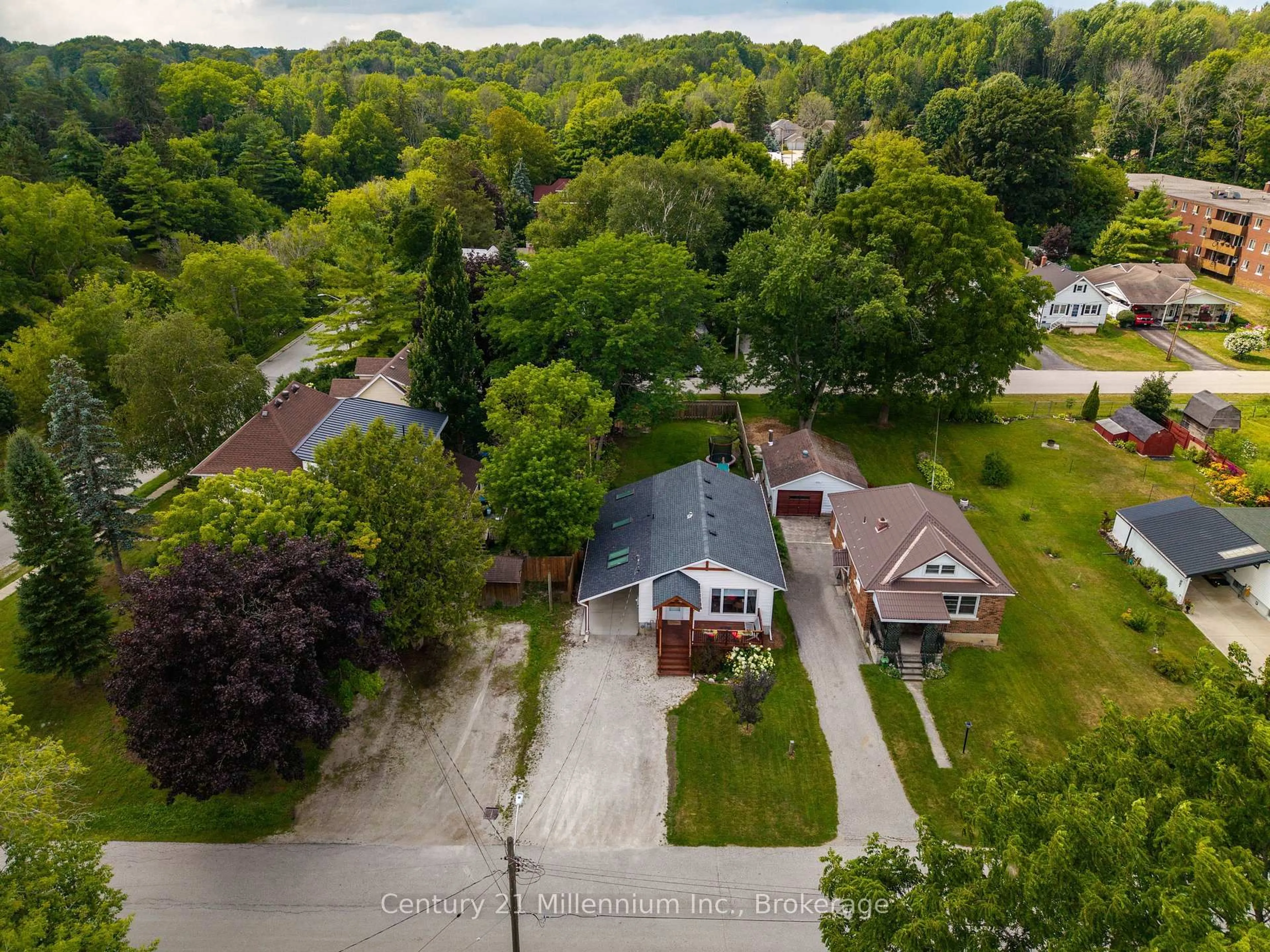 A pic from outside/outdoor area/front of a property/back of a property/a pic from drone, street for 1512 5th Ave A Ave, Owen Sound Ontario N4K 5E6