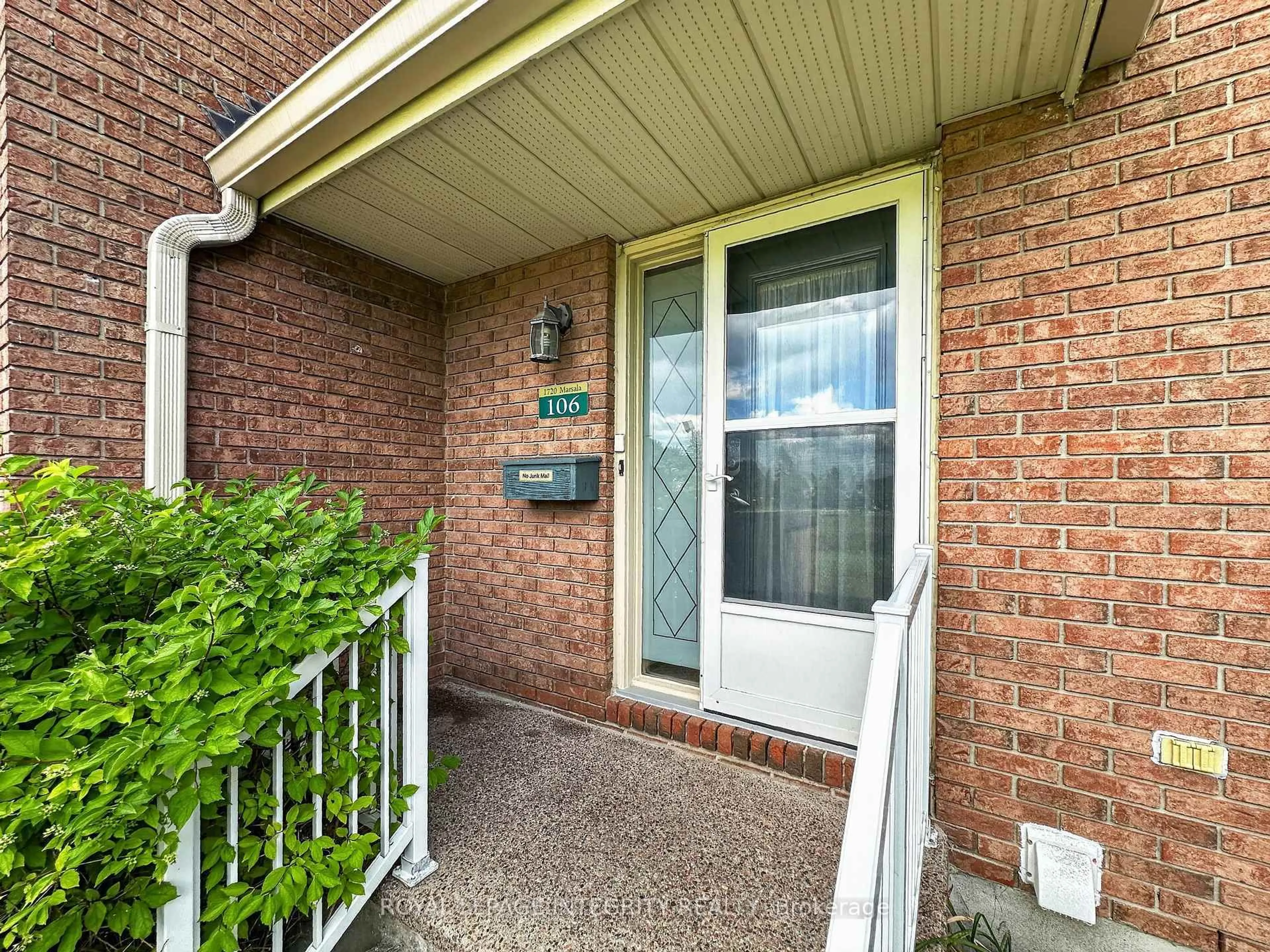 Indoor entryway for 1720 Marsala Cres #106, Orleans Ontario K4A 2G8