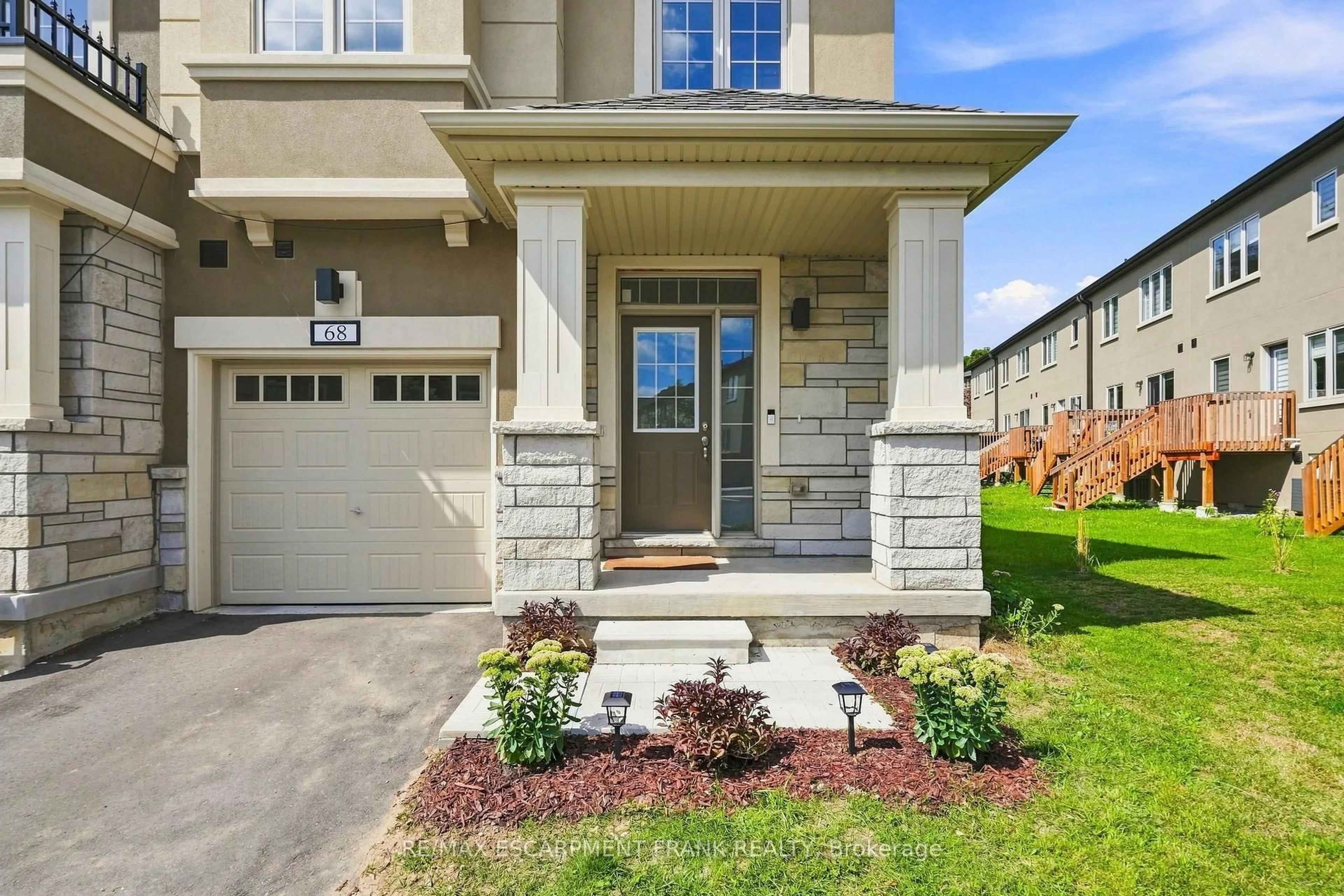 Indoor entryway for 305 Garner Rd #68, Hamilton Ontario L9G 3K9