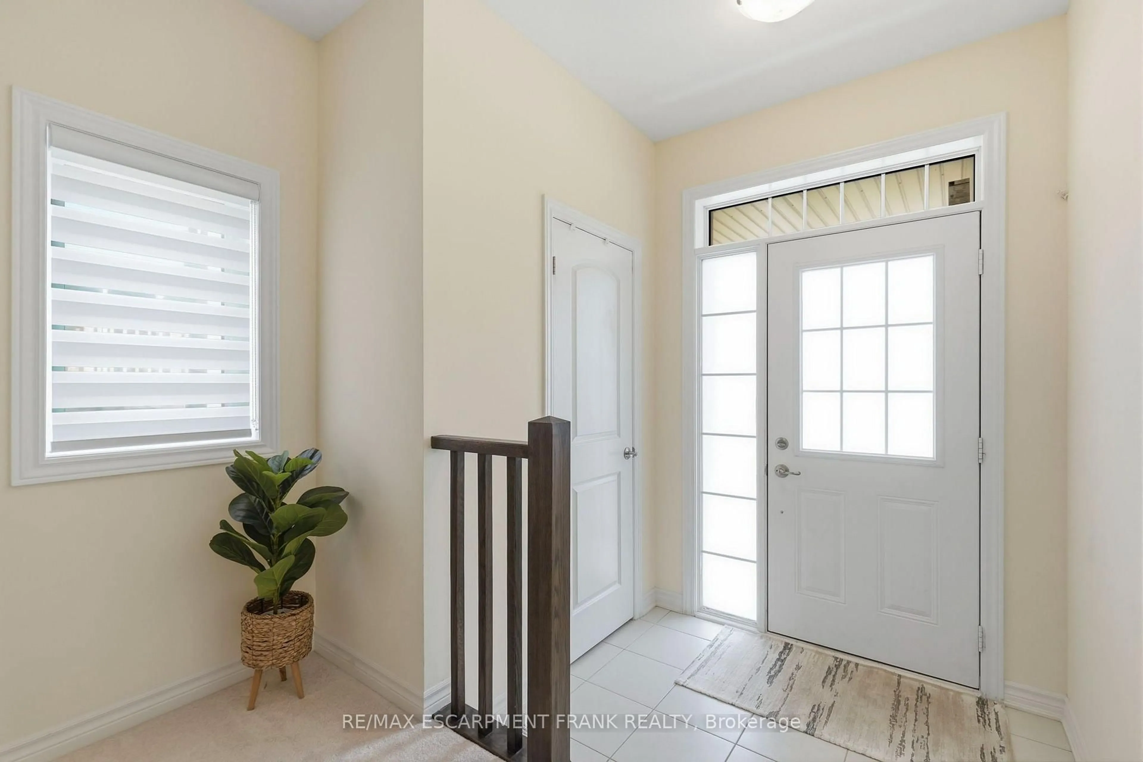Indoor entryway for 305 Garner Rd #68, Hamilton Ontario L9G 3K9