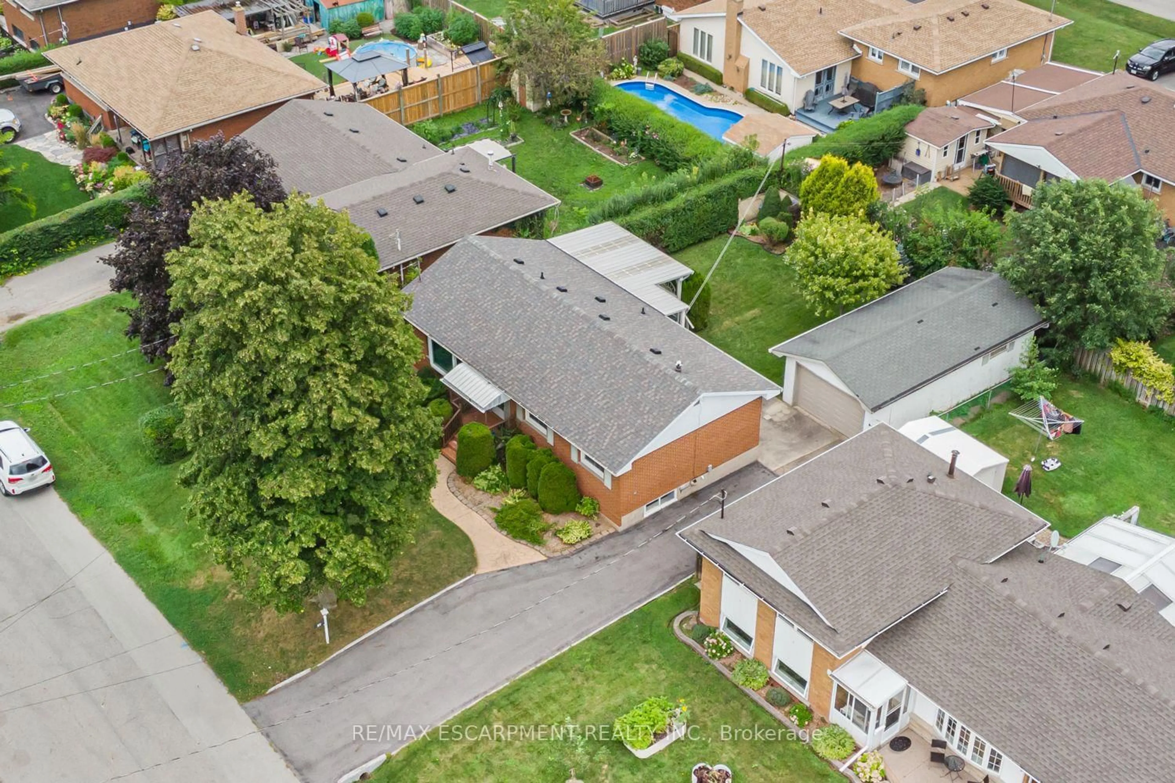 A pic from outside/outdoor area/front of a property/back of a property/a pic from drone, street for 37 Lorne Ave, Grimsby Ontario L3M 2H8