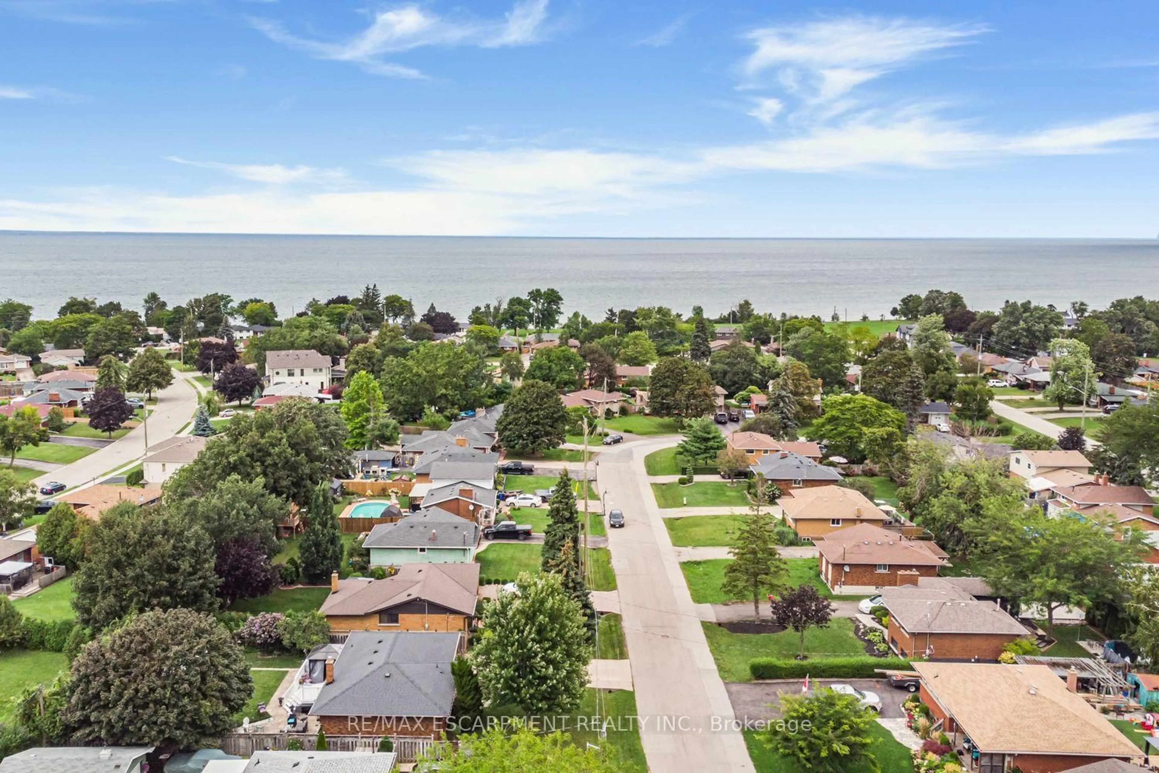 A pic from outside/outdoor area/front of a property/back of a property/a pic from drone, water/lake/river/ocean view for 37 Lorne Ave, Grimsby Ontario L3M 2H8