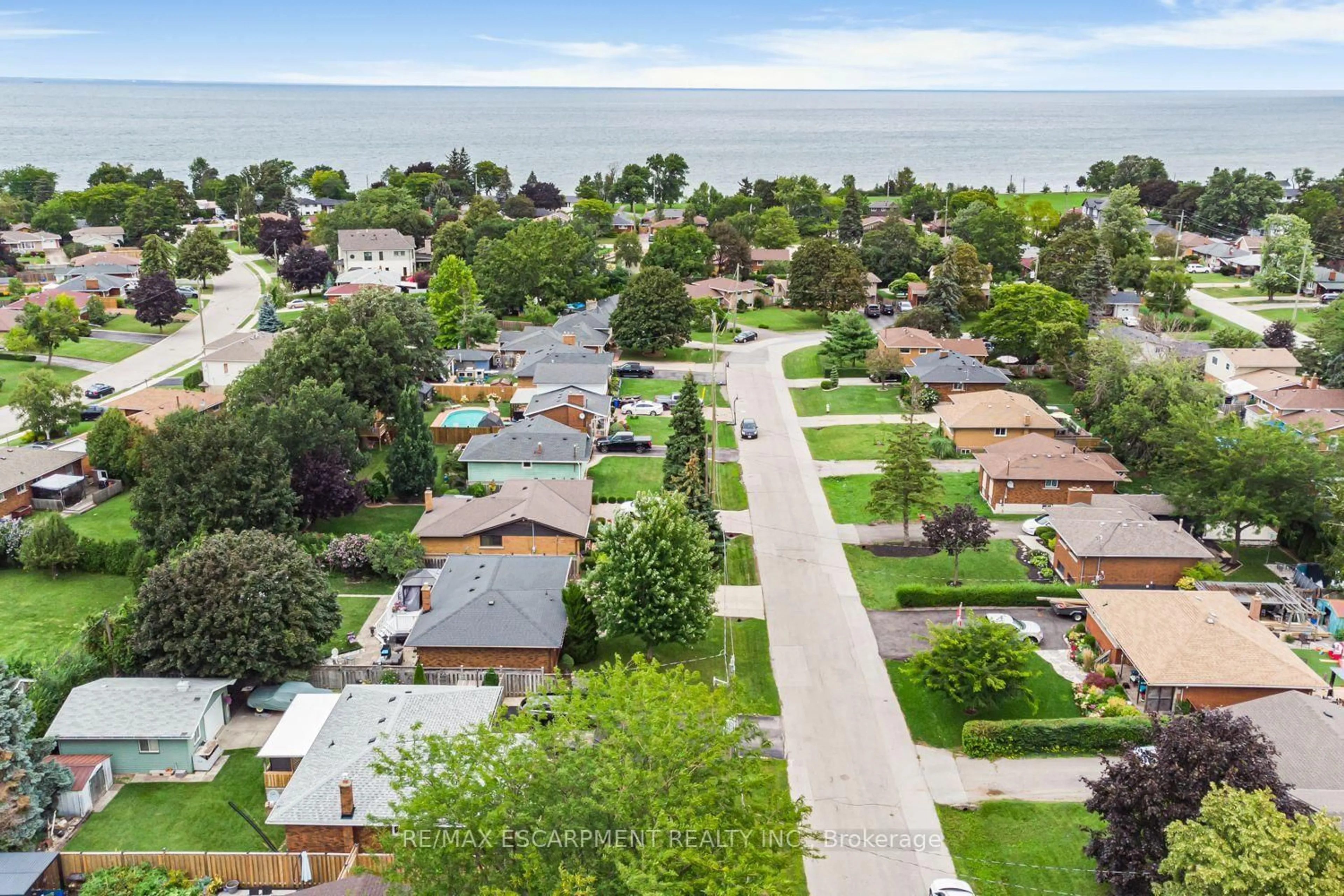 A pic from outside/outdoor area/front of a property/back of a property/a pic from drone, street for 37 Lorne Ave, Grimsby Ontario L3M 2H8