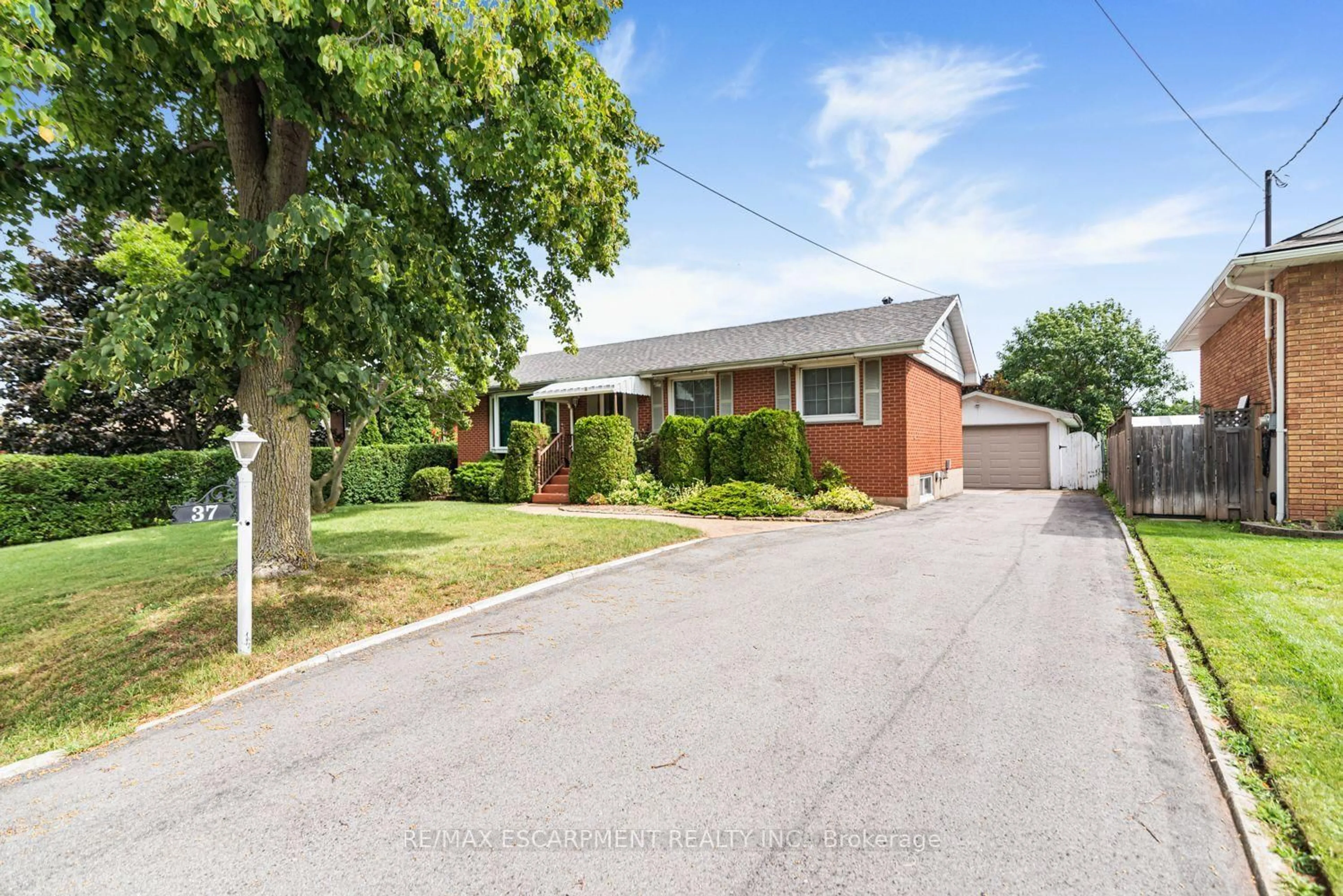 Home with brick exterior material, street for 37 Lorne Ave, Grimsby Ontario L3M 2H8