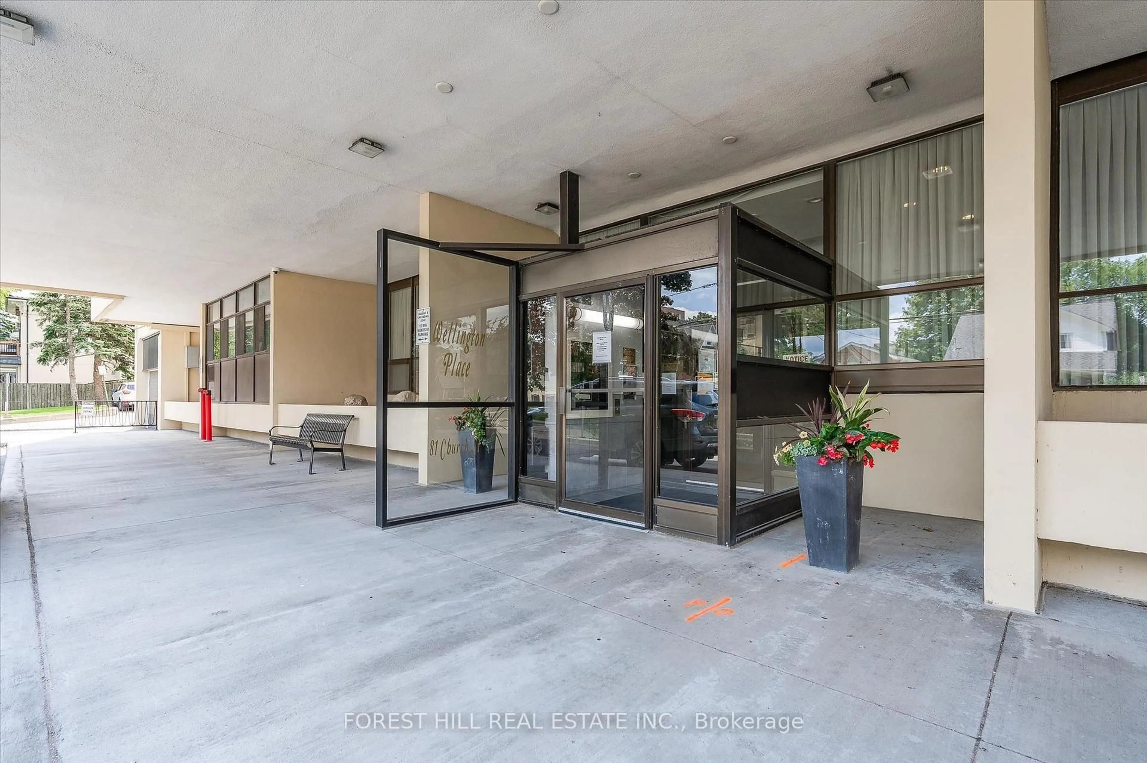 Indoor foyer for 81 Church St #1801, Kitchener Ontario N2G 4M1