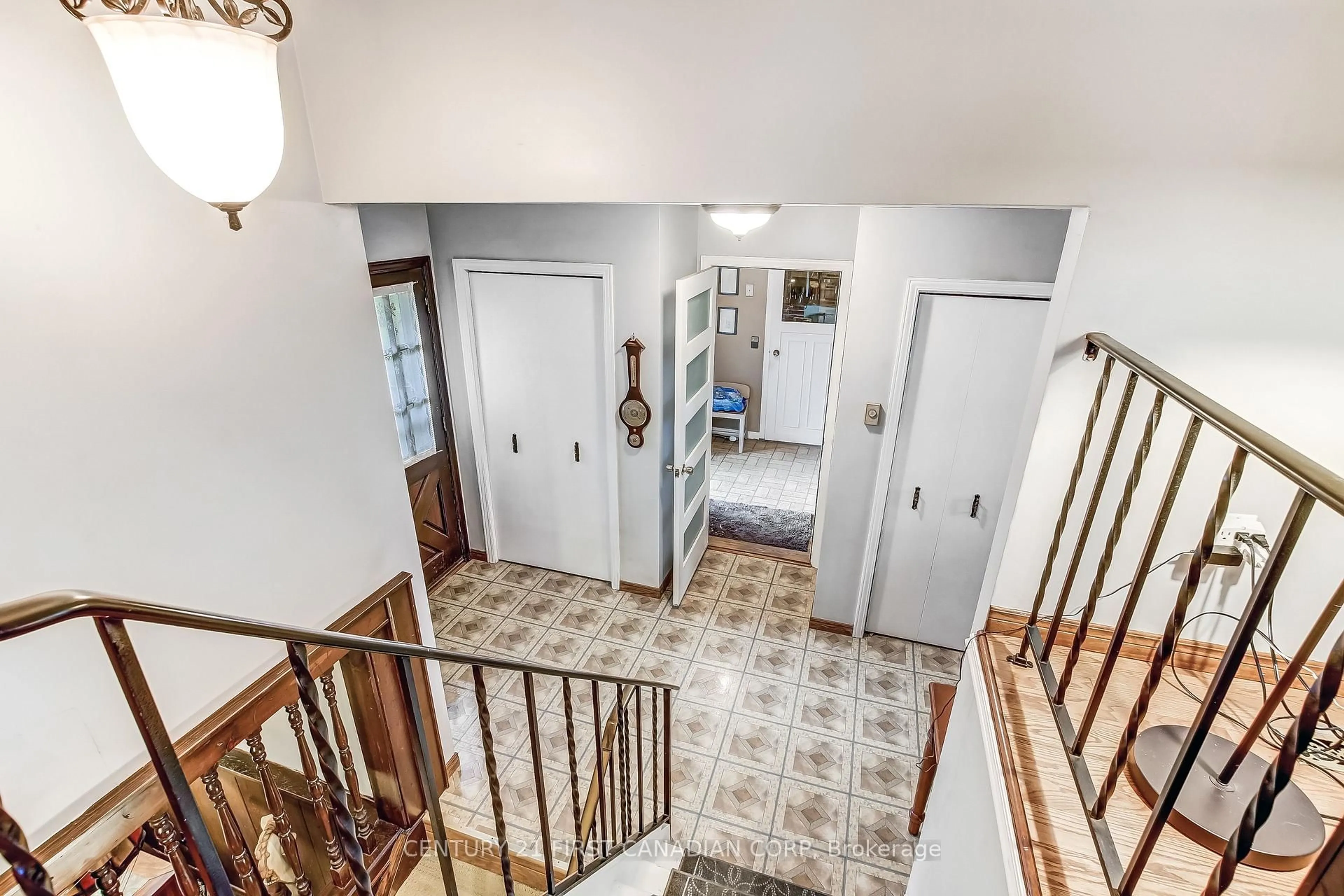 Indoor foyer for 6892 Century Dr, Strathroy-Caradoc Ontario N6B 3N1