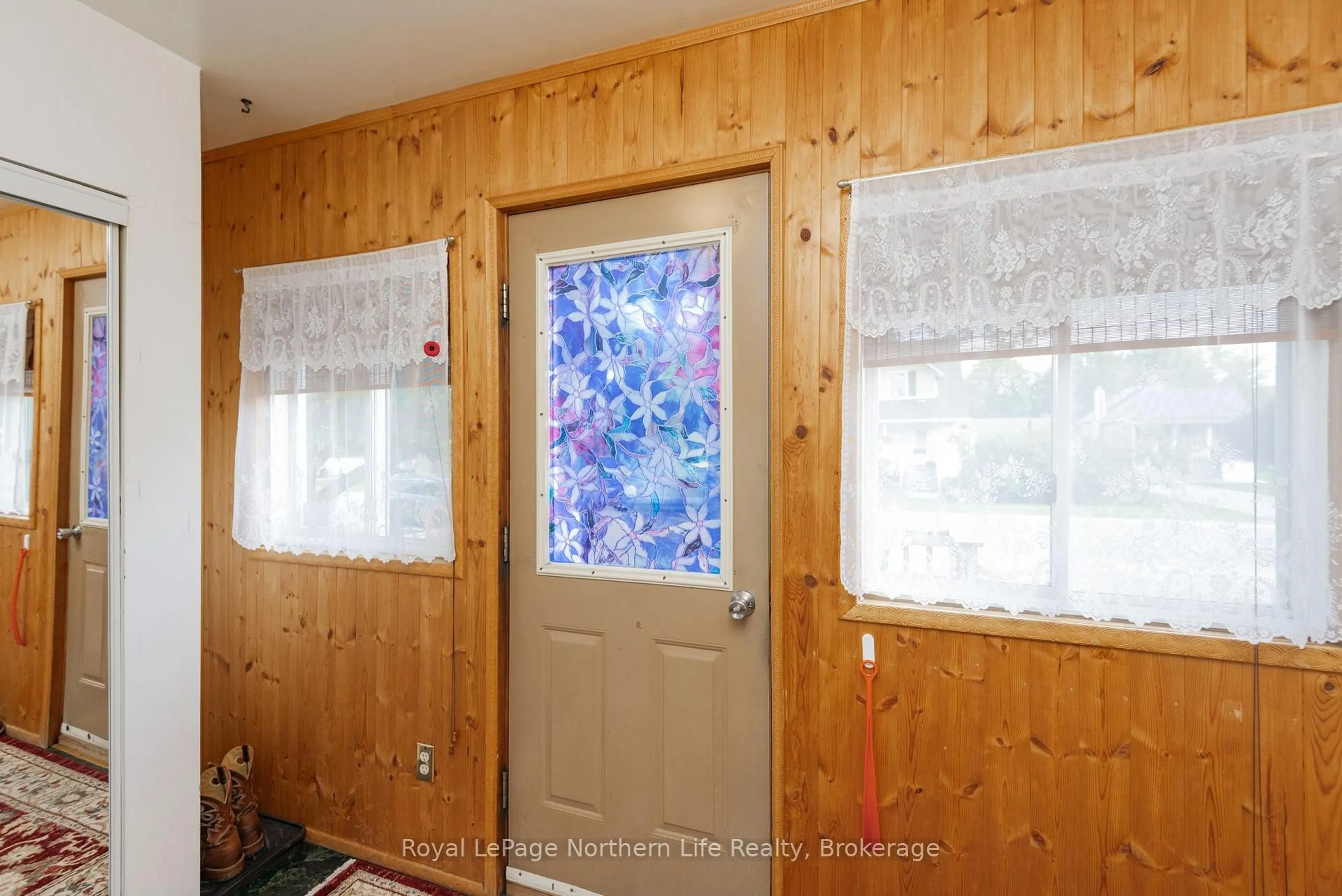 Indoor entryway for 126 Judge Ave, North Bay Ontario P1A 1B6