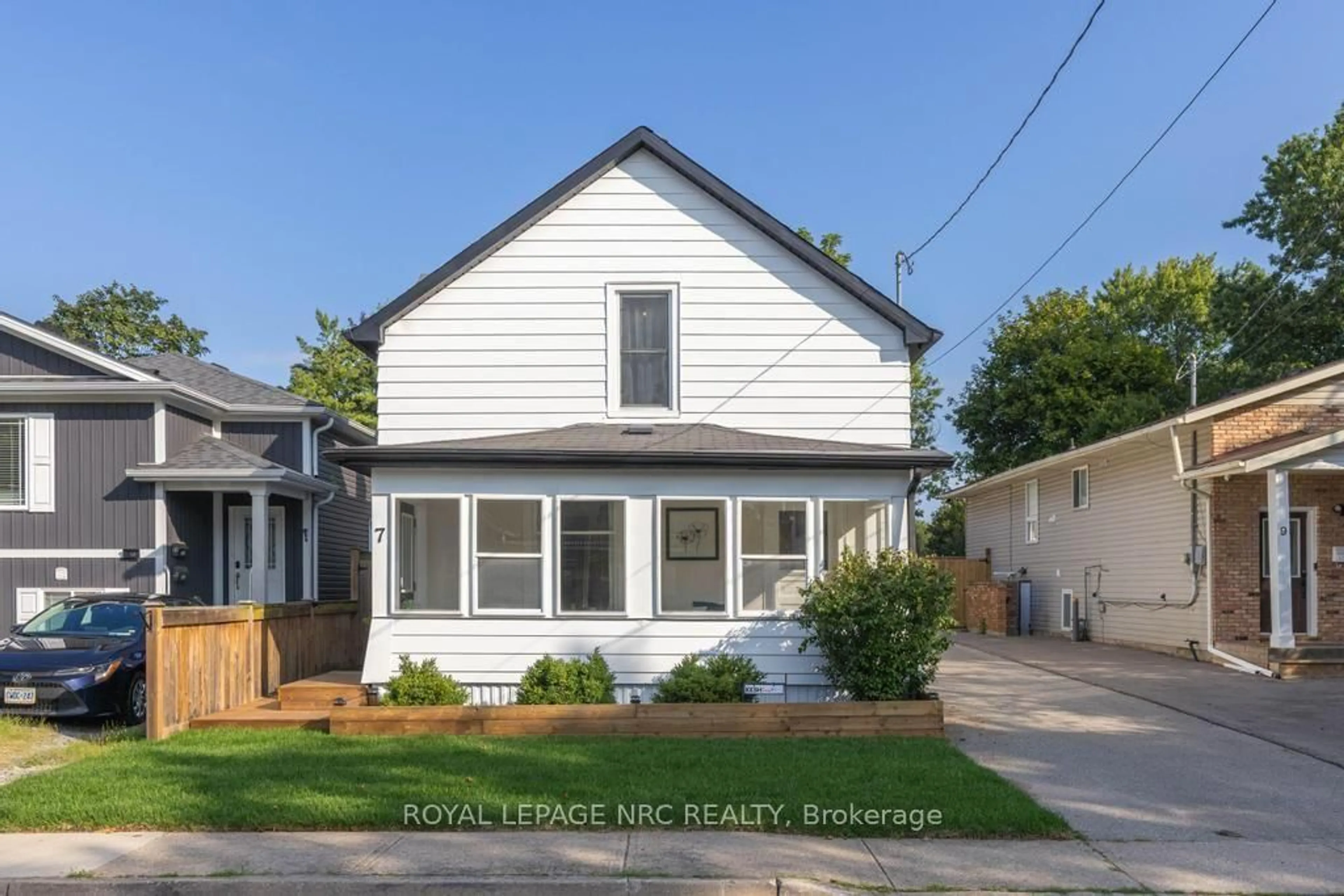 Home with vinyl exterior material, street for 7 Capner St, St. Catharines Ontario L2P 2K2