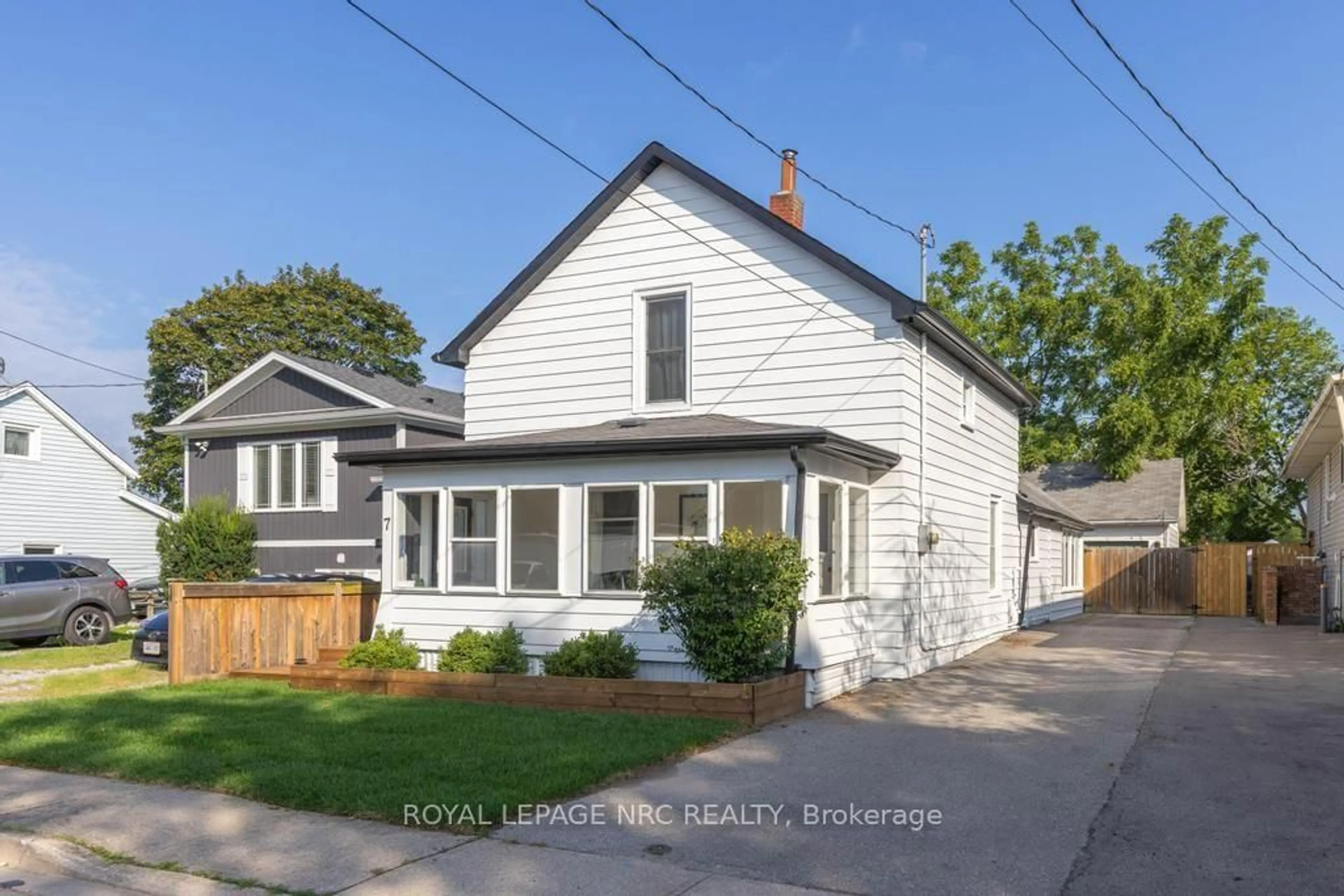 Home with vinyl exterior material, street for 7 Capner St, St. Catharines Ontario L2P 2K2