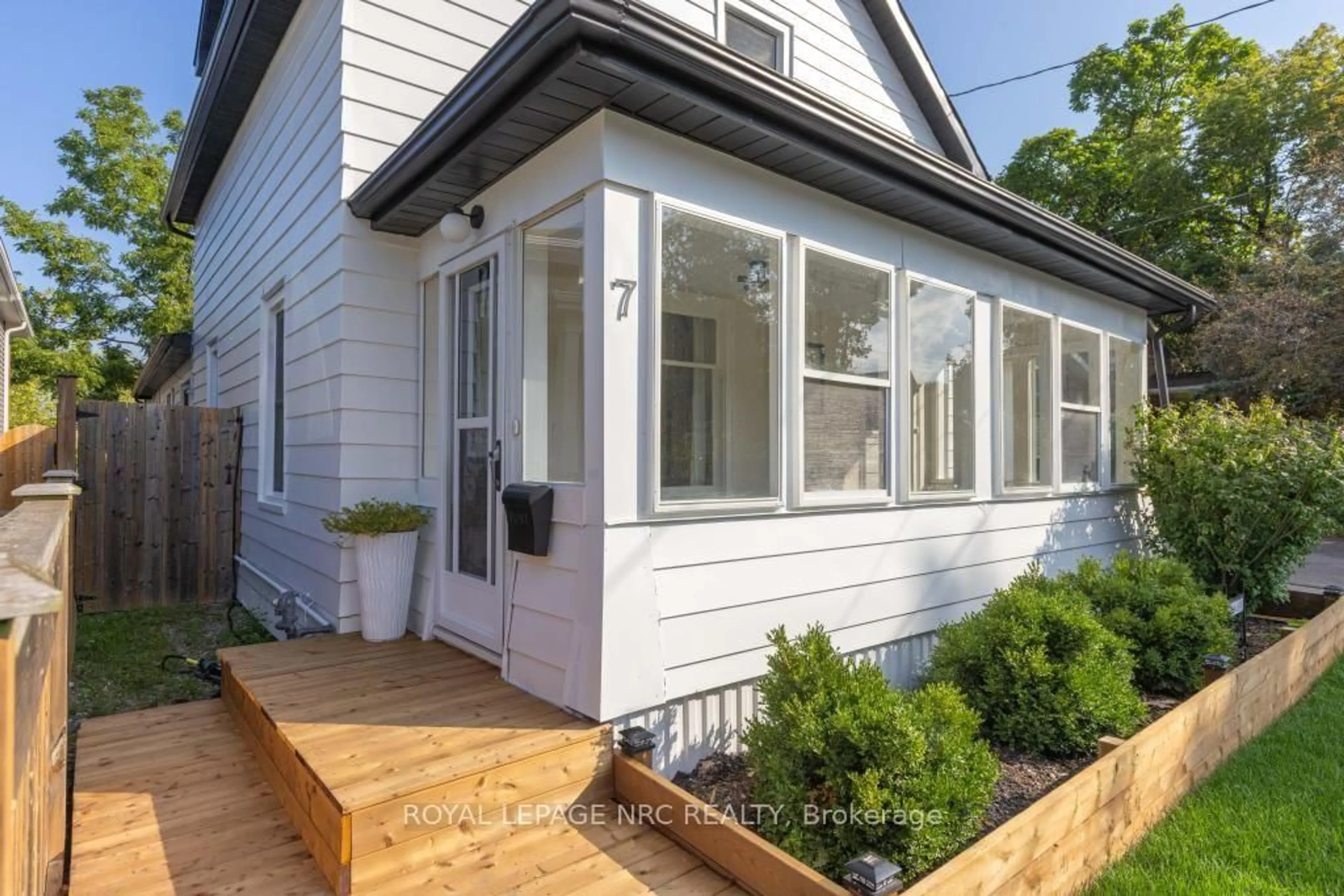Home with vinyl exterior material, street for 7 Capner St, St. Catharines Ontario L2P 2K2