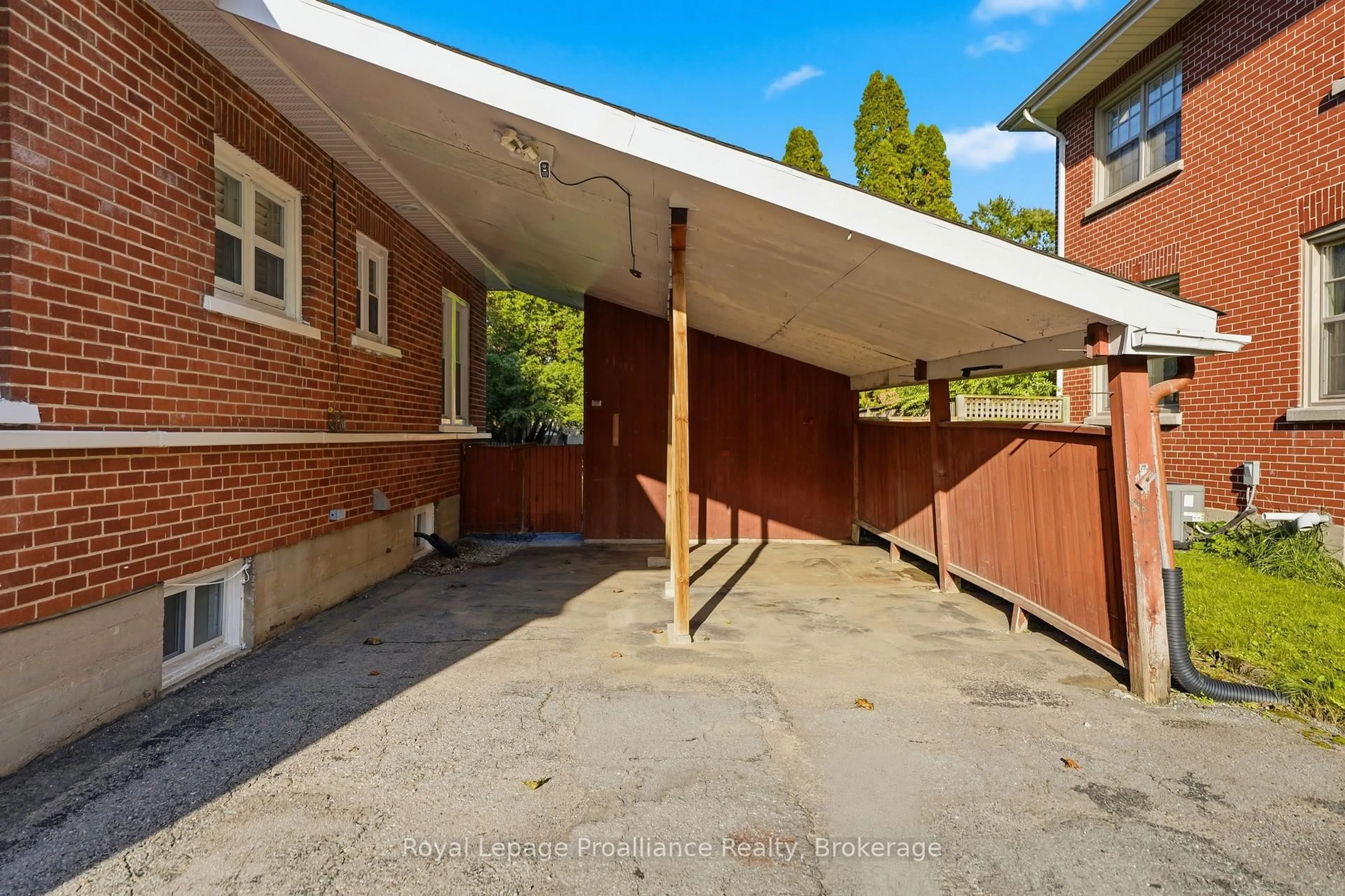 Patio, street for 277 Dufferin Ave, Belleville Ontario K8N 3X6