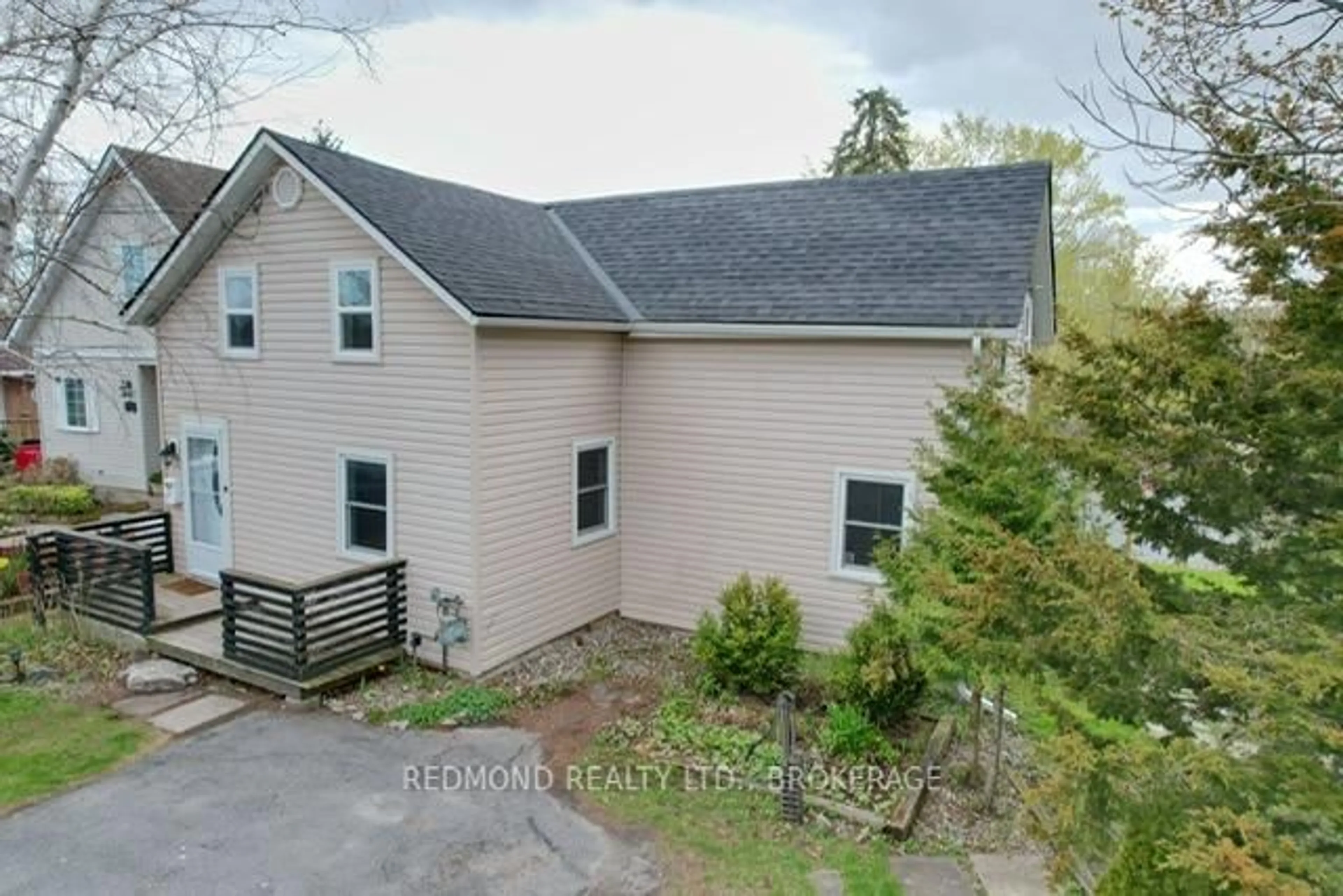 A pic from outside/outdoor area/front of a property/back of a property/a pic from drone, unknown for 590 Queen St, Gananoque Ontario K7G 2B1
