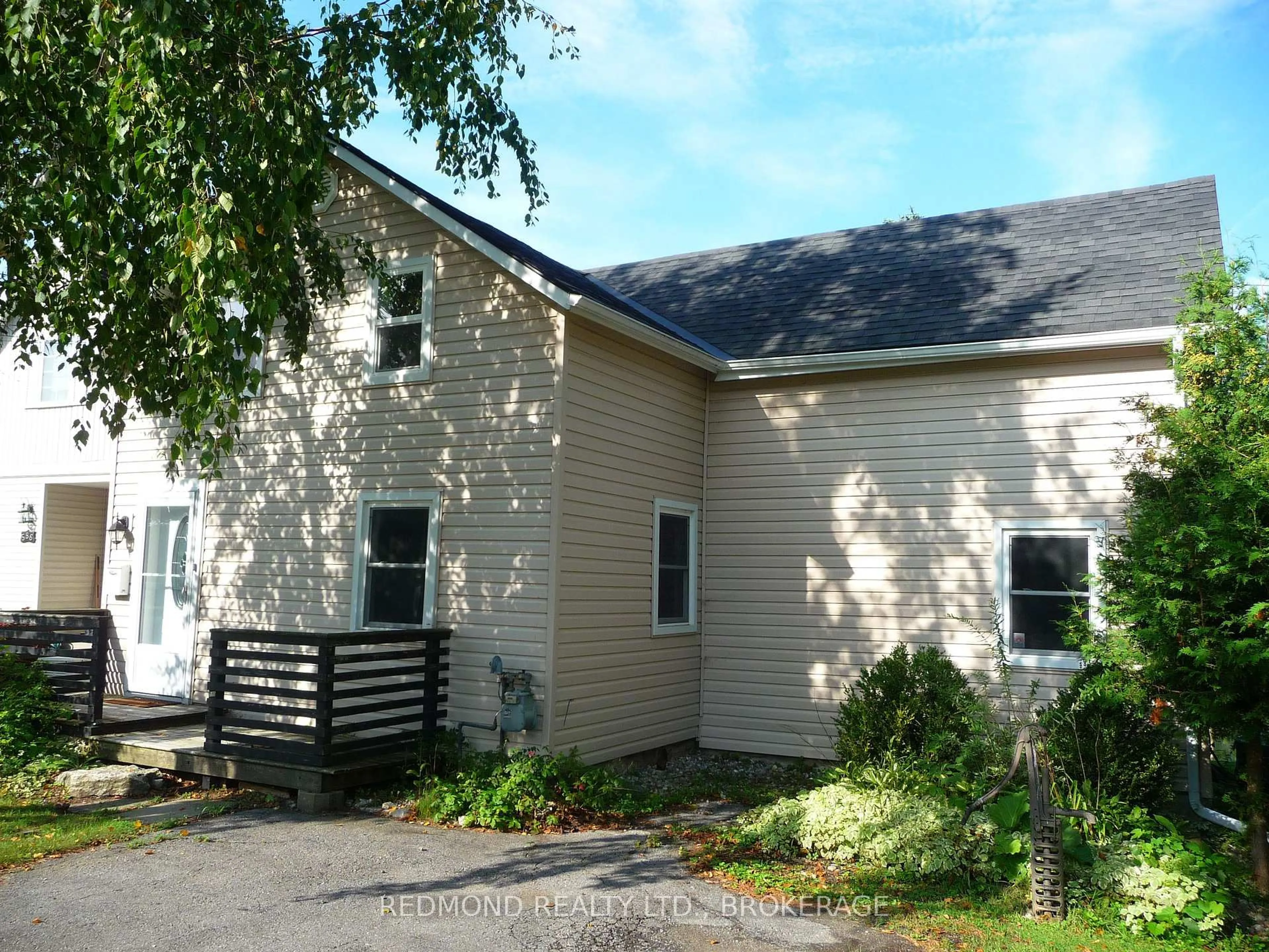 Home with vinyl exterior material, building for 590 Queen St, Gananoque Ontario K7G 2B1