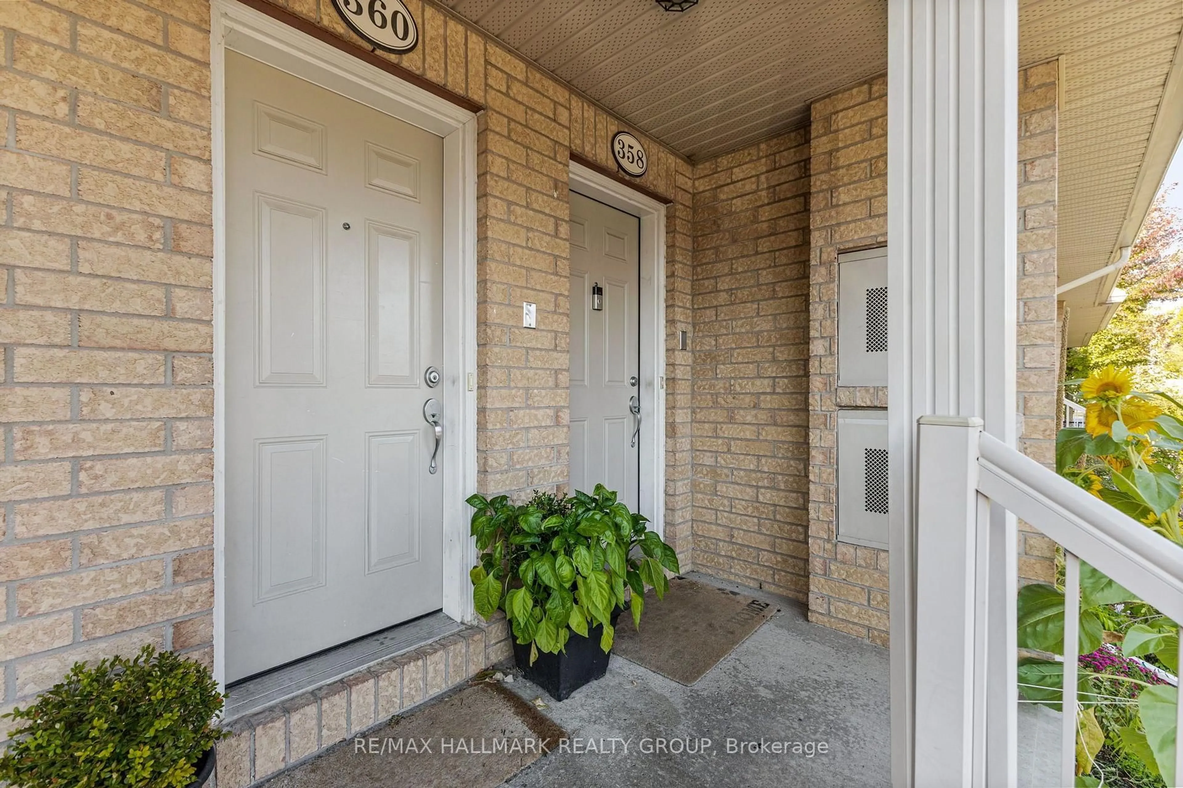 Indoor entryway for 358 Galston Private, Ottawa Ontario K1W 0G3
