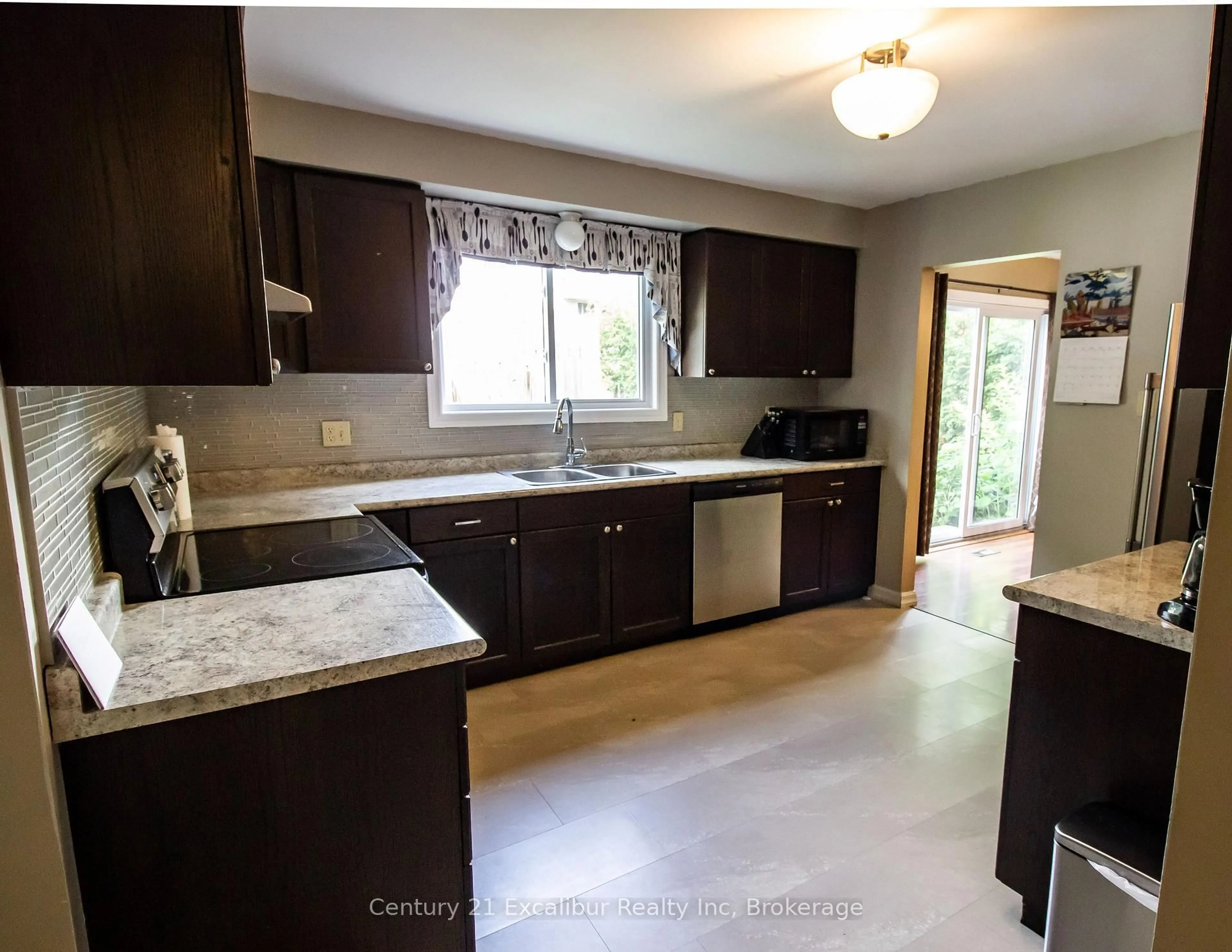 Open concept kitchen, ceramic/tile floor for 6 Braeside Rd, Centre Wellington Ontario N1M 2Y8
