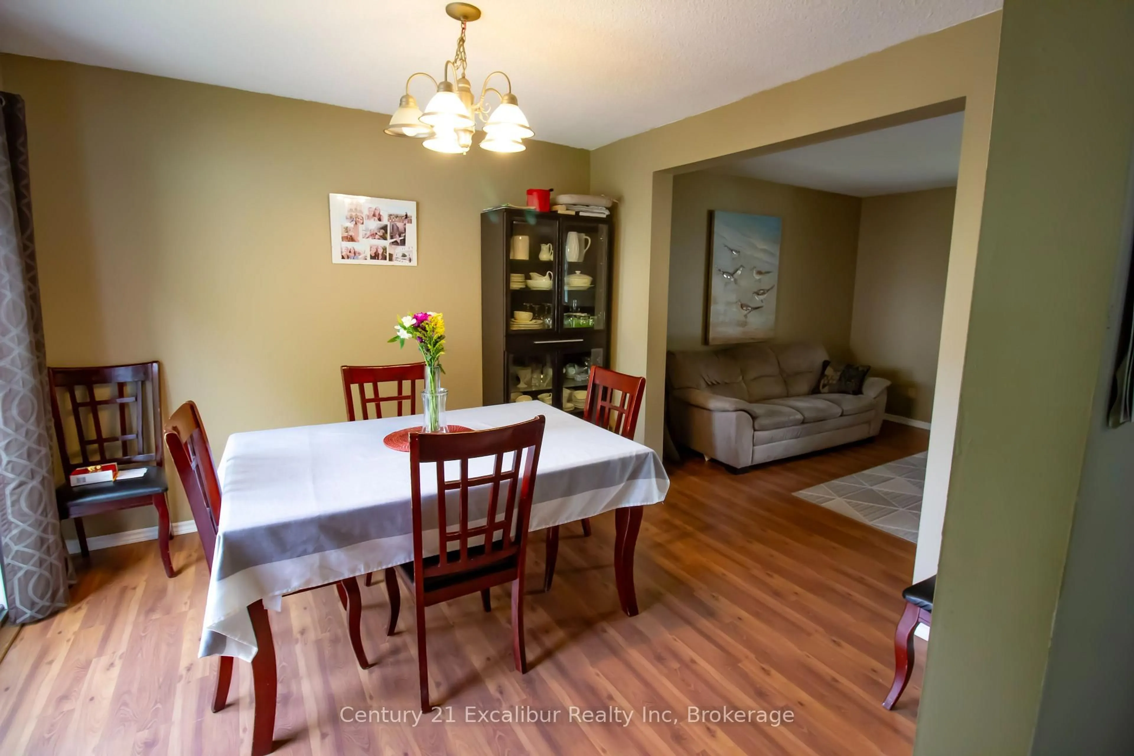 Dining room, unknown for 6 Braeside Rd, Centre Wellington Ontario N1M 2Y8