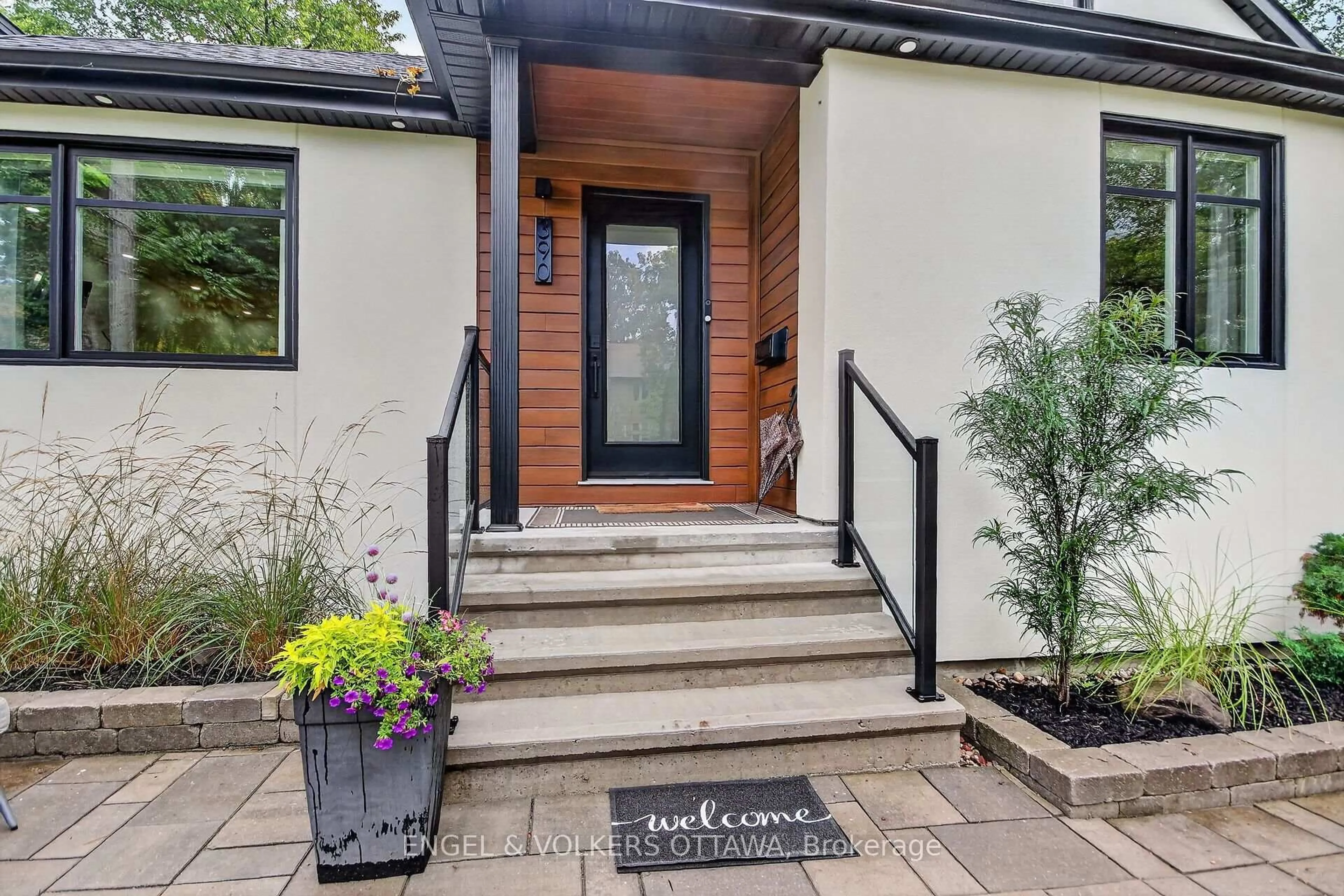 Indoor entryway for 390 Princeton Ave, Ottawa Ontario K2A 0M7
