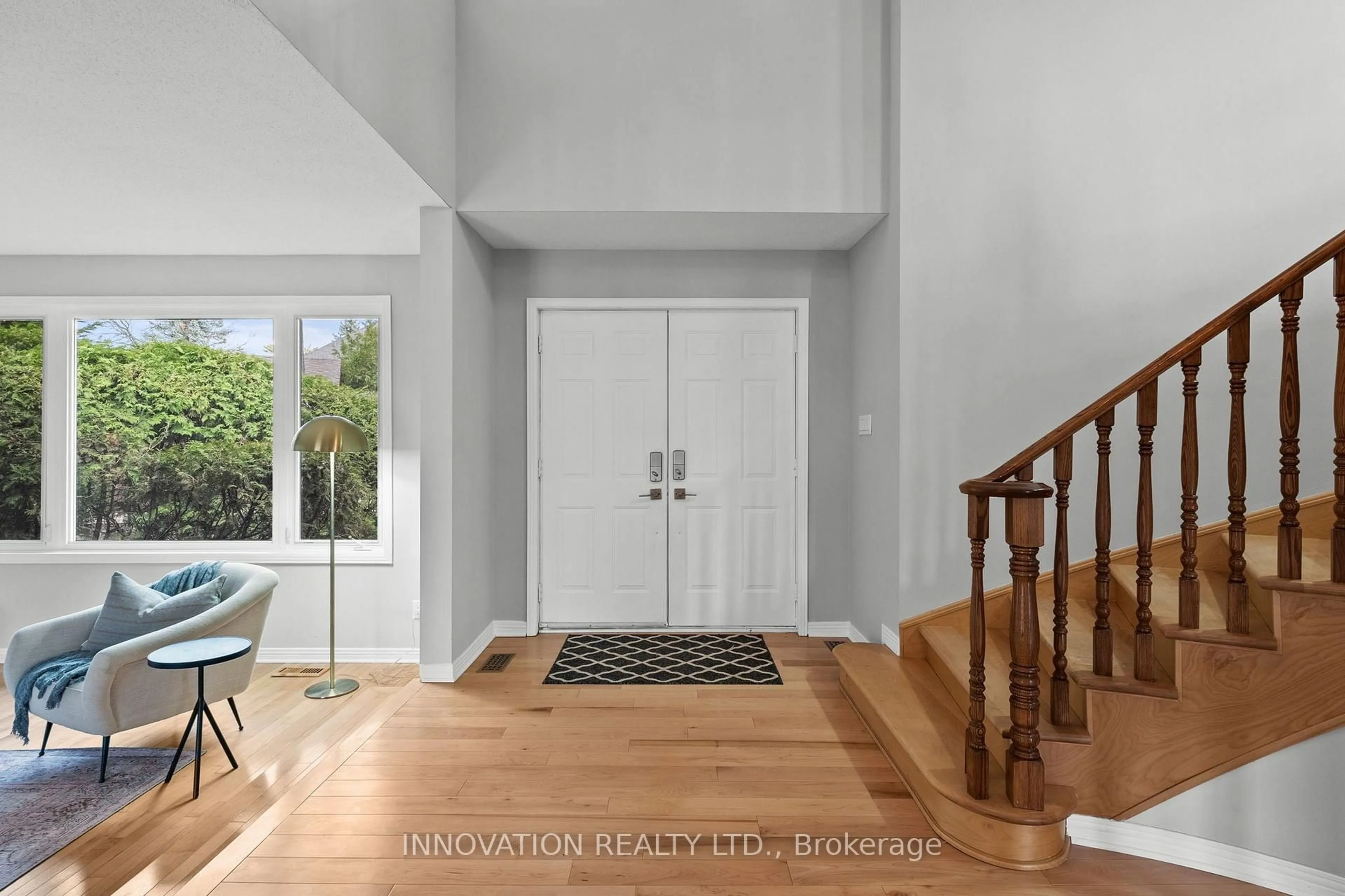 Indoor entryway for 206 Cypress Crt, Ottawa Ontario K2H 8Z8