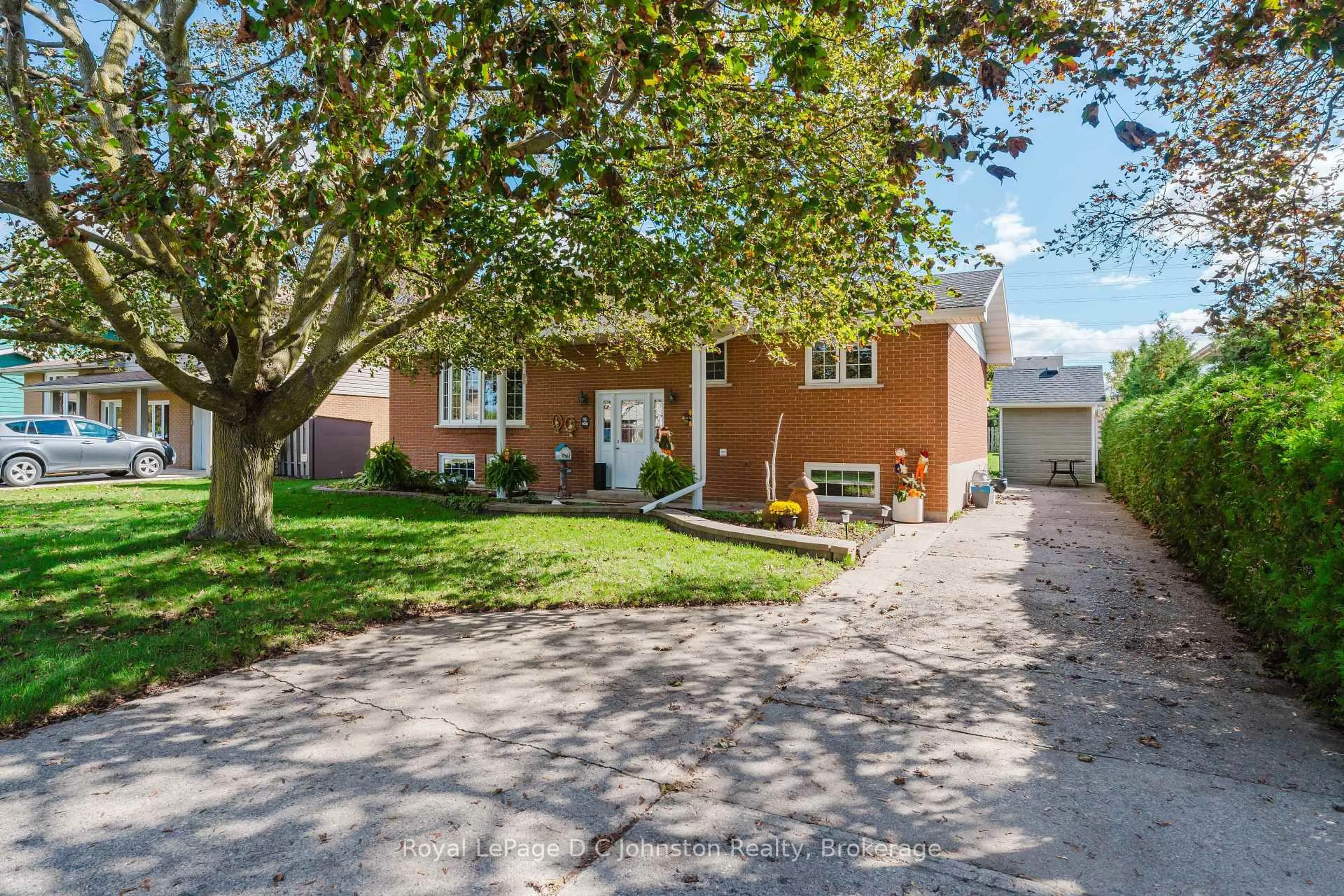 Home with brick exterior material, street for 929 Wellington St, Saugeen Shores Ontario N0H 2C3