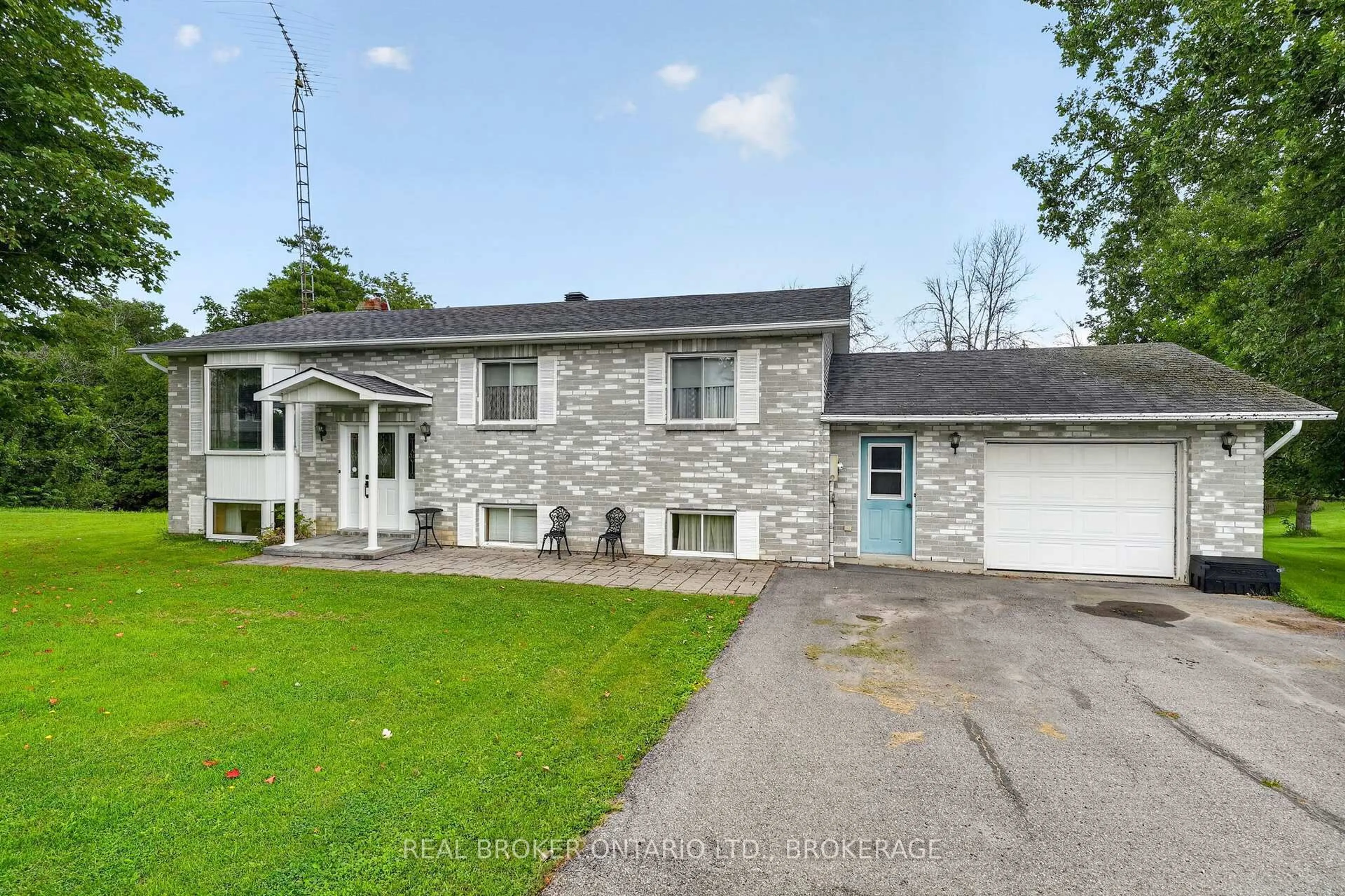 A pic from outside/outdoor area/front of a property/back of a property/a pic from drone, street for 17550 Island Rd, South Stormont Ontario K0C 1S0