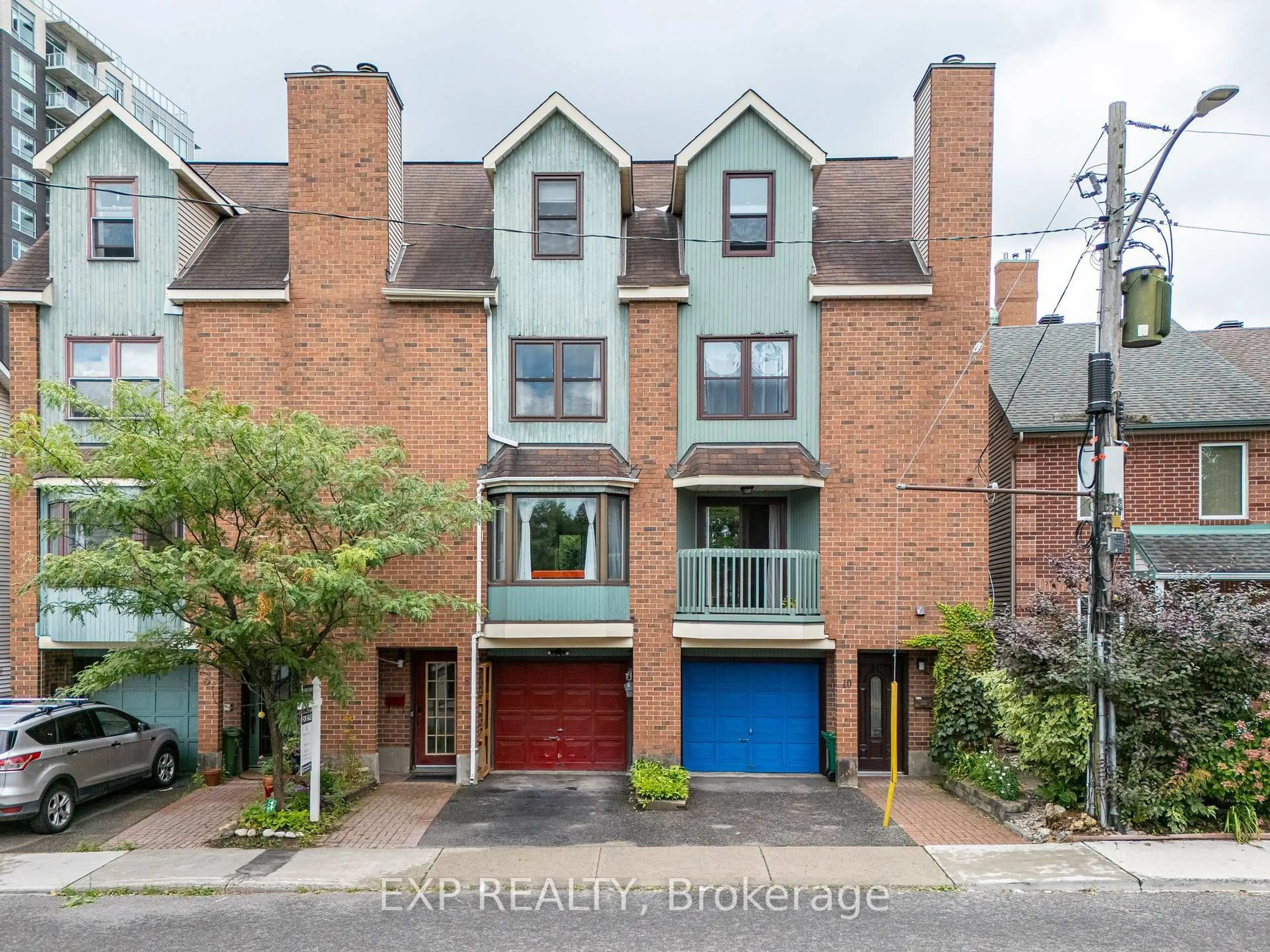 A pic from outside/outdoor area/front of a property/back of a property/a pic from drone, street for 8 Maclean St, Ottawa Ontario K1S 3E9