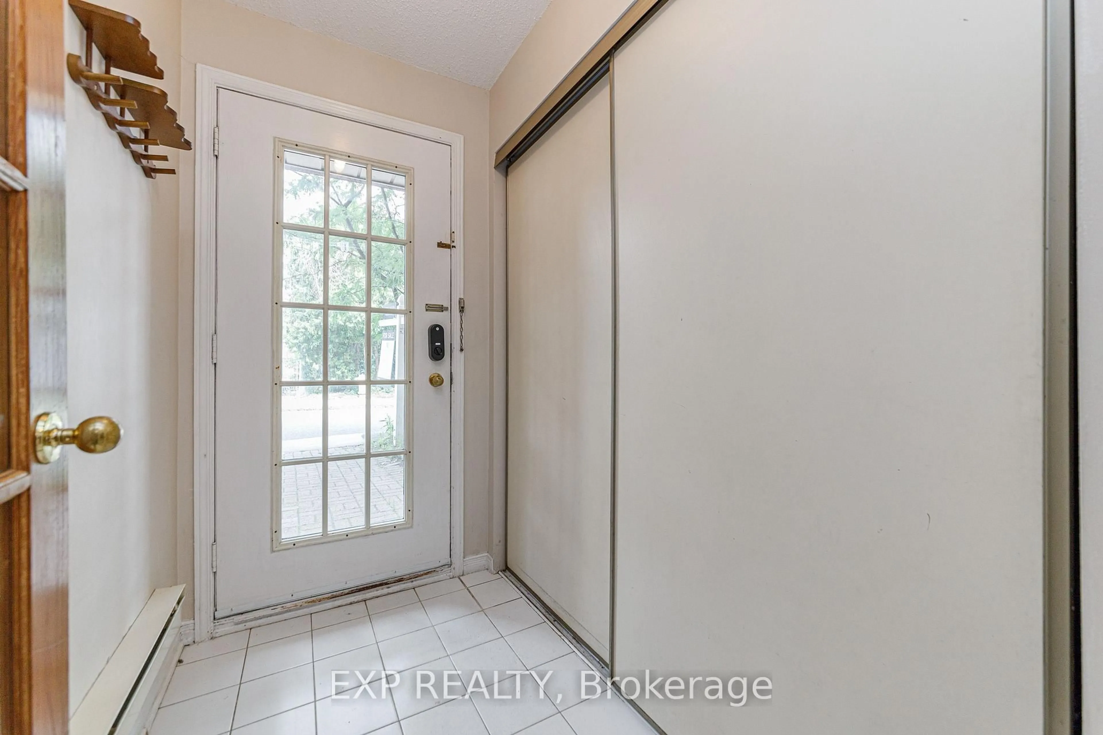 Indoor entryway for 8 Maclean St, Ottawa Ontario K1S 3E9