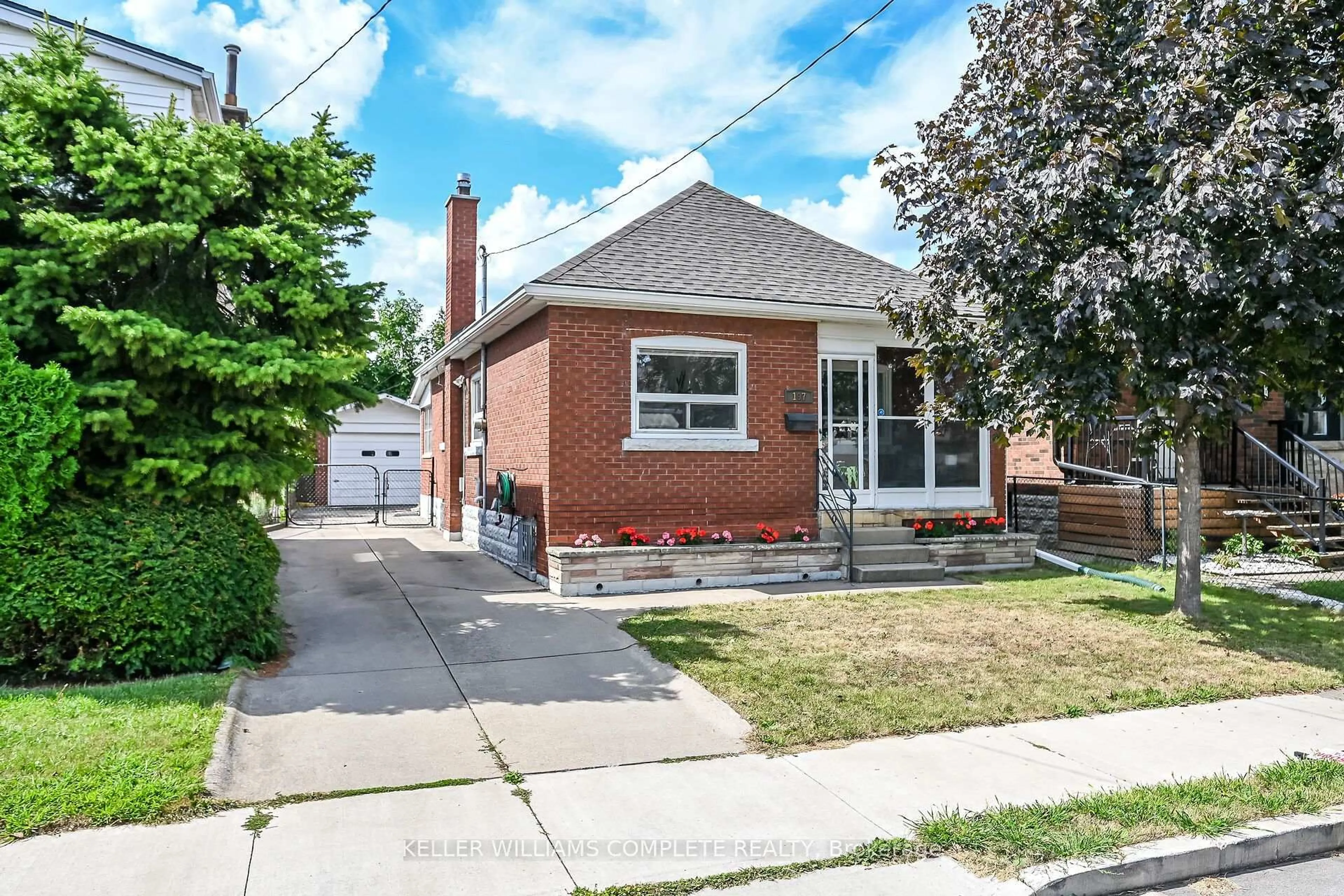 Home with brick exterior material, street for 197 FAIRFIELD Ave, Hamilton Ontario L9H 5H3