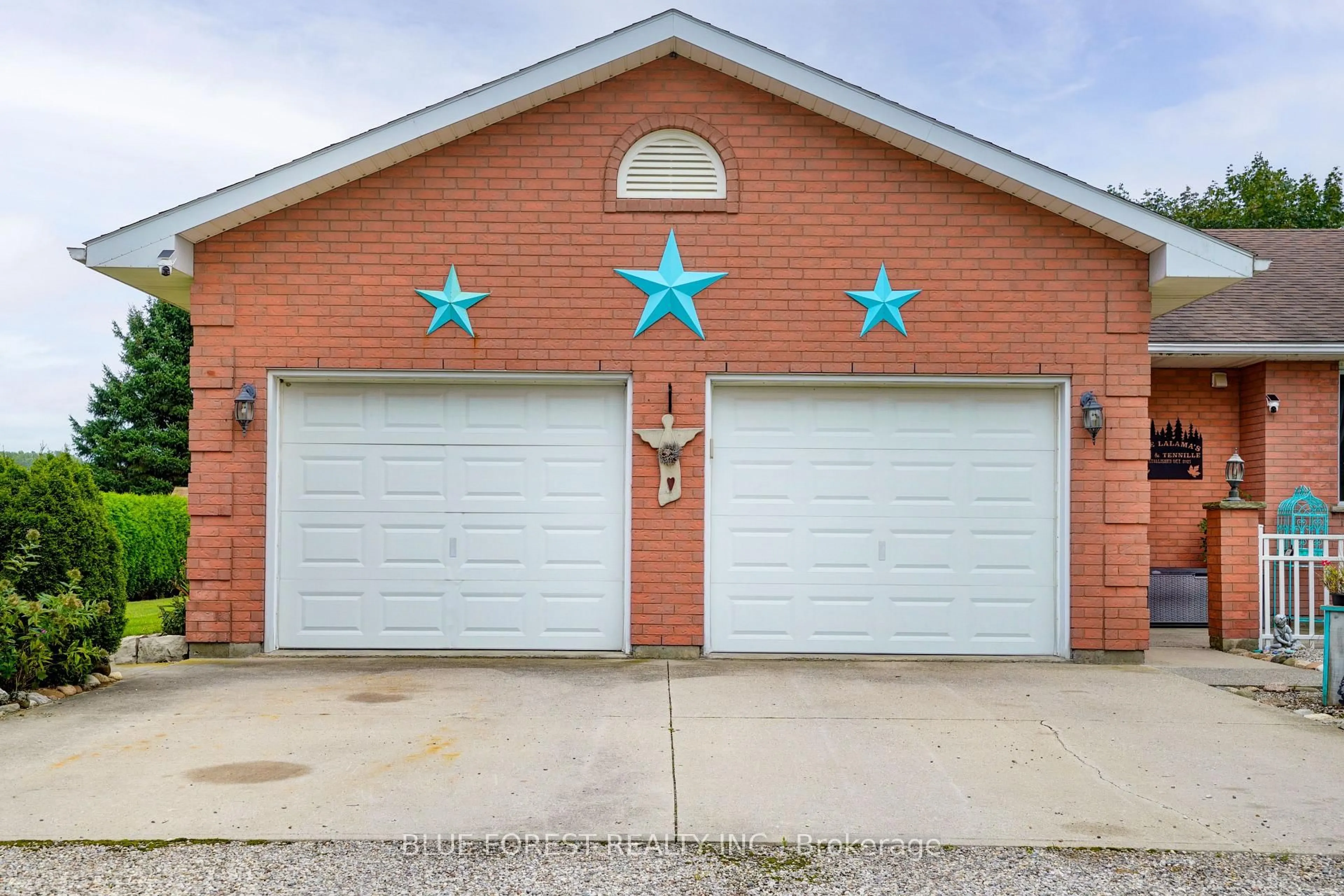 Indoor garage for 23081 PIONEER Line, West Elgin Ontario N0L 2C0
