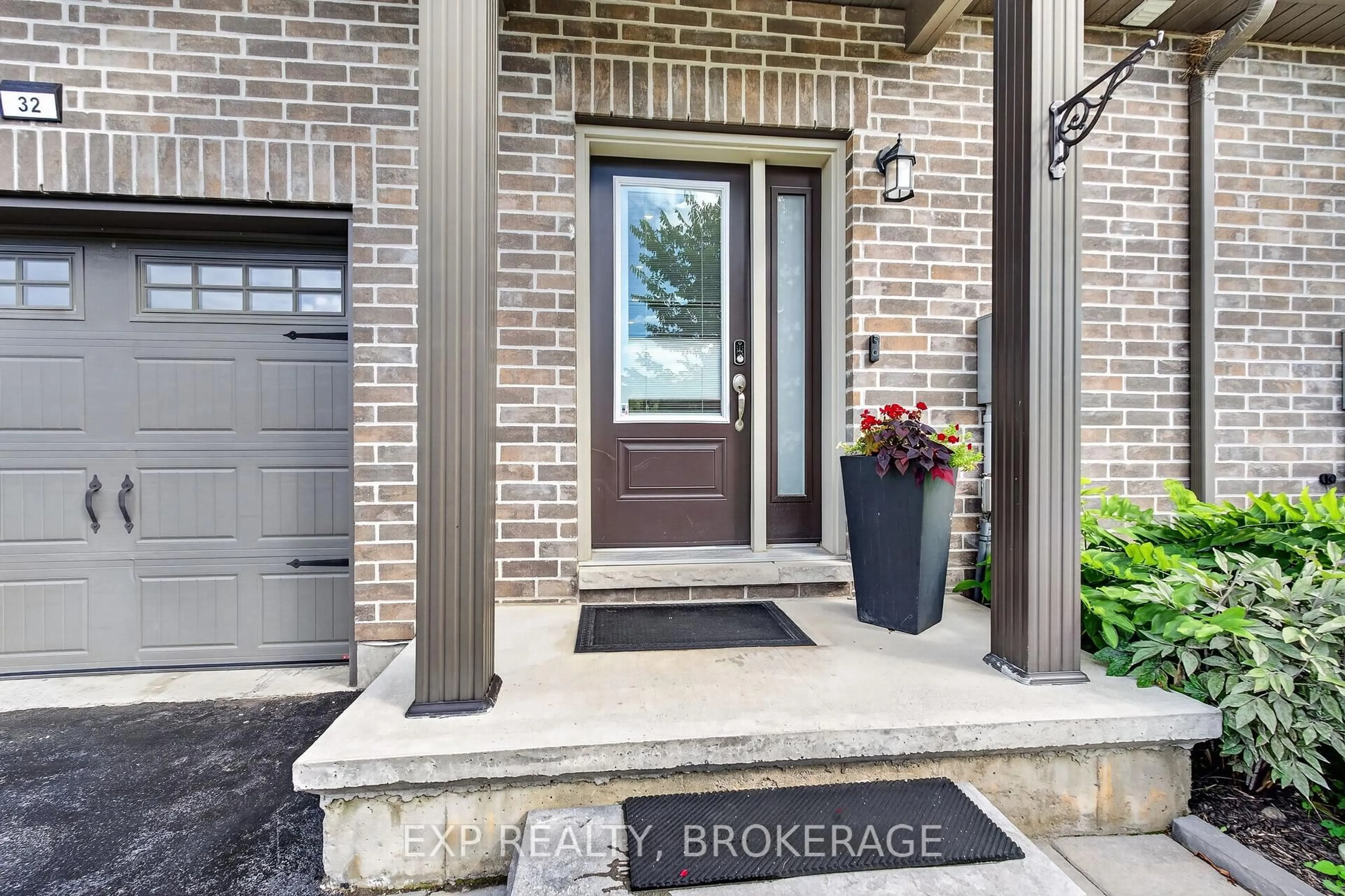 Indoor entryway for 32 CURTIS St, Prince Edward County Ontario K0K 2T0