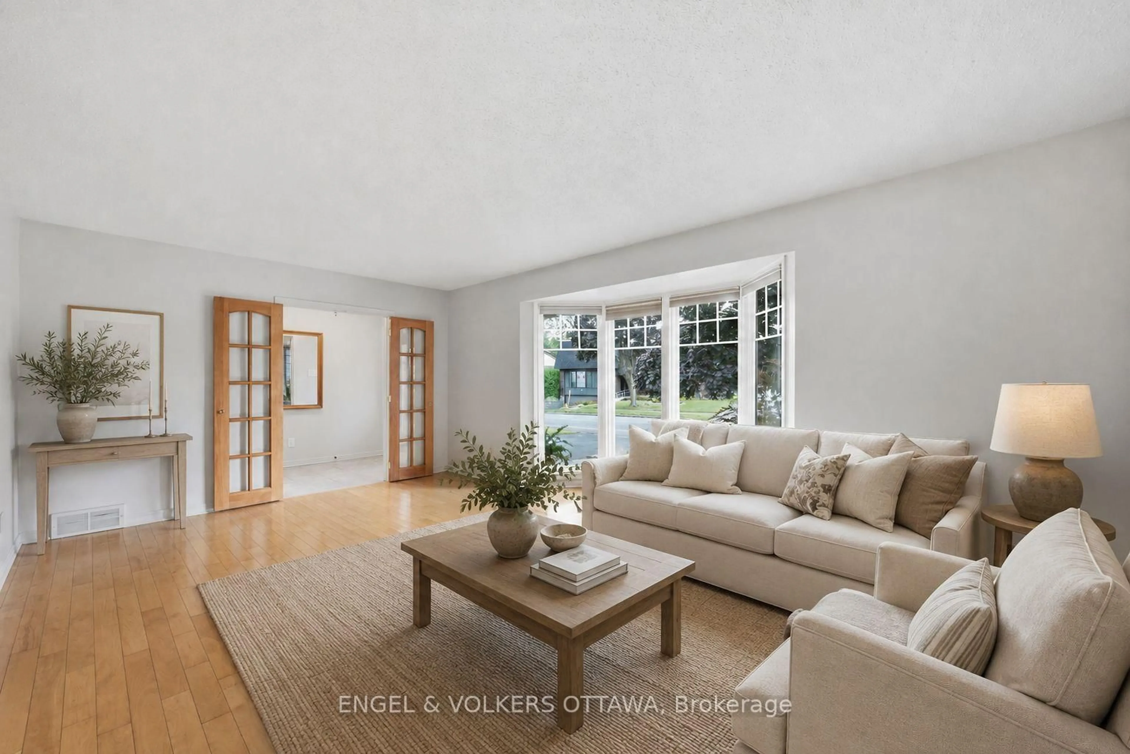 Living room with furniture, unknown for 885 Plante Dr, Ottawa Ontario K1V 9E3
