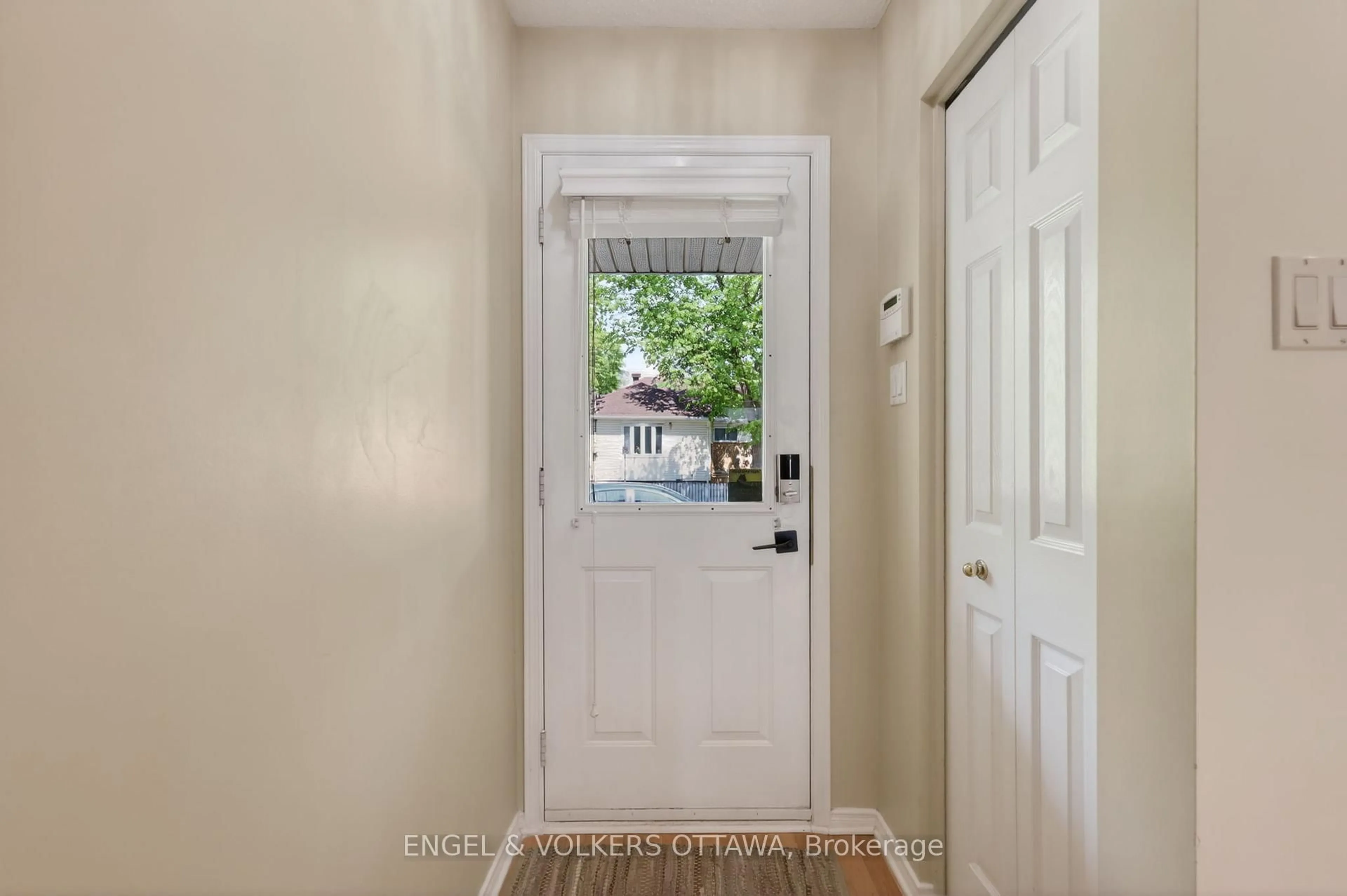 Indoor entryway for 90B Templeton St, Ottawa Ontario K1N 6X3